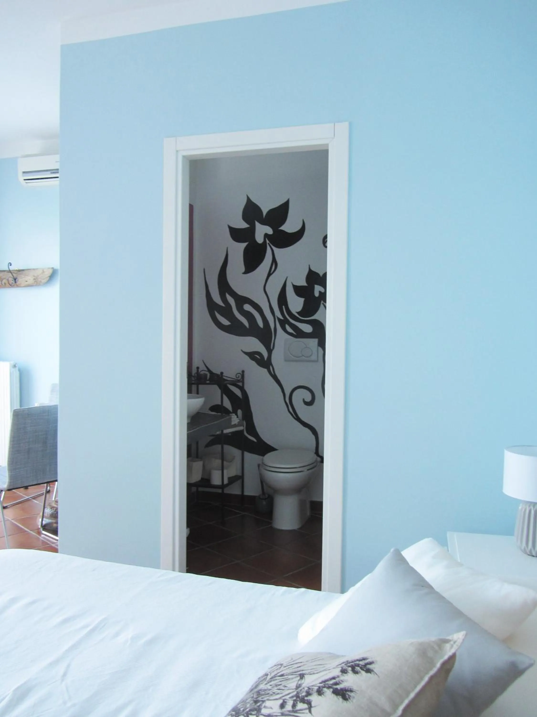 Toilet, Bed in b&b I Limoni