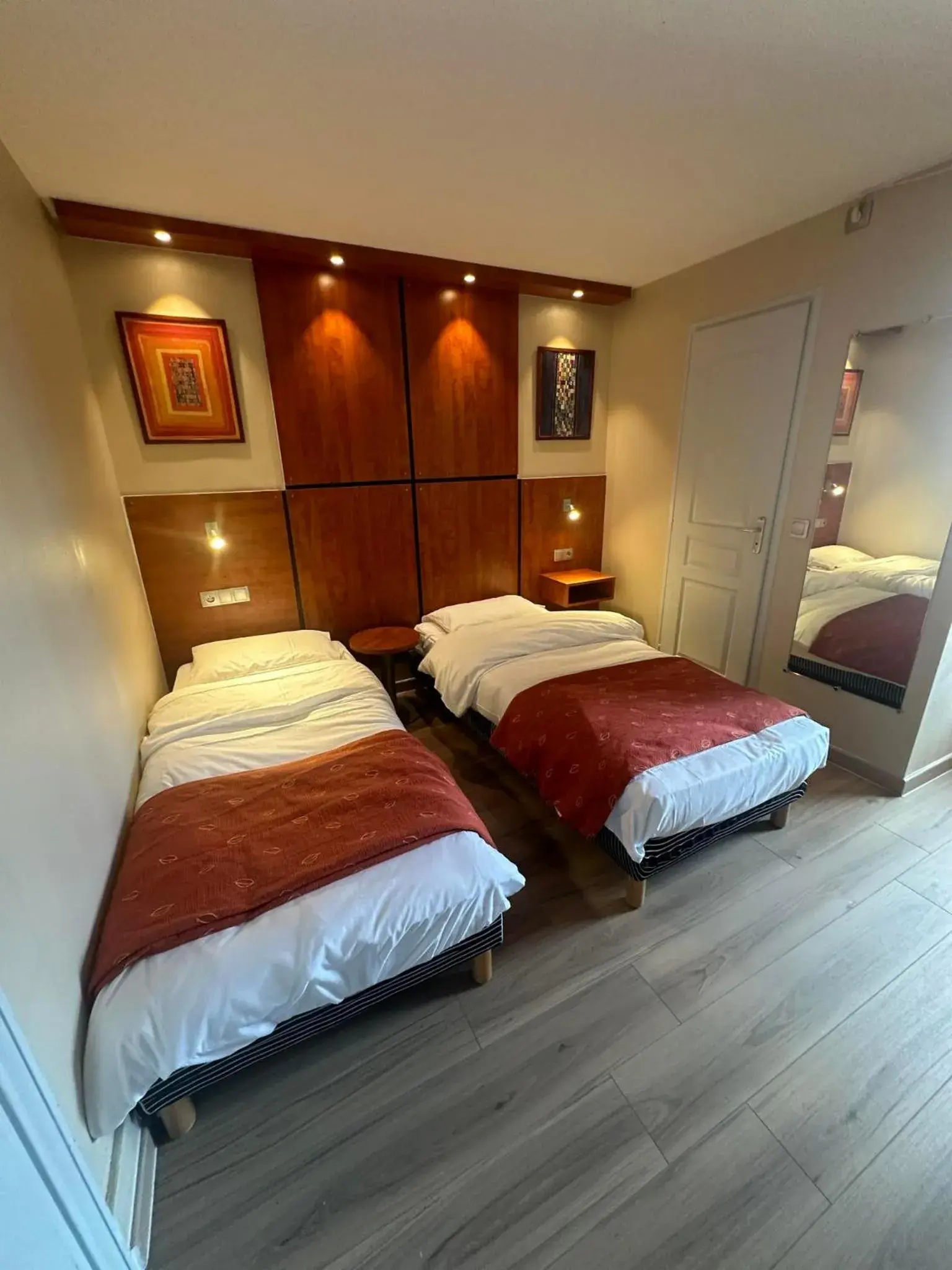 Twin Room with City View in Hôtel Victoria Twin Room with City View in Hôtel Victoria
