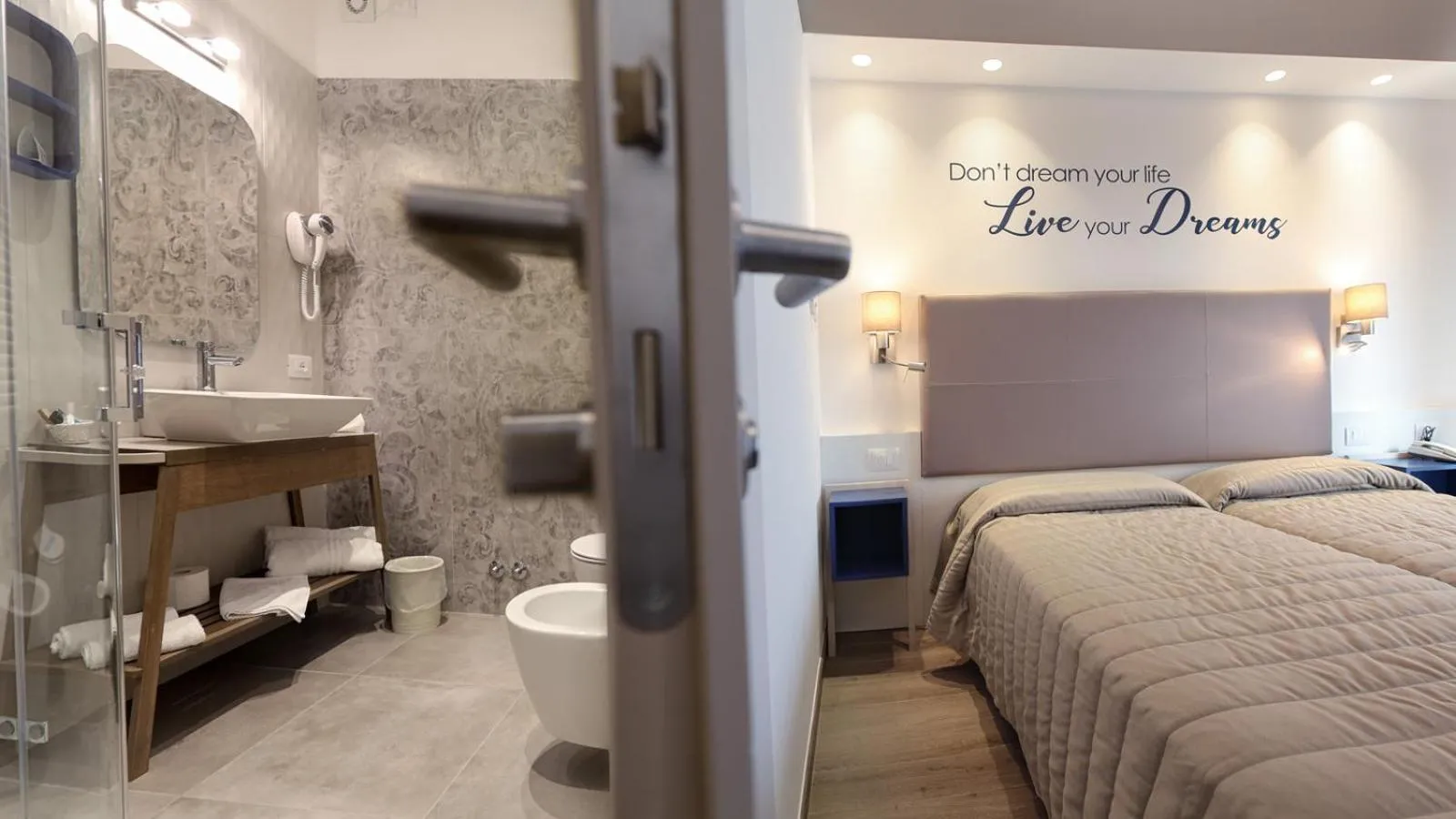 Bathroom, Bed in Hotel La Serena