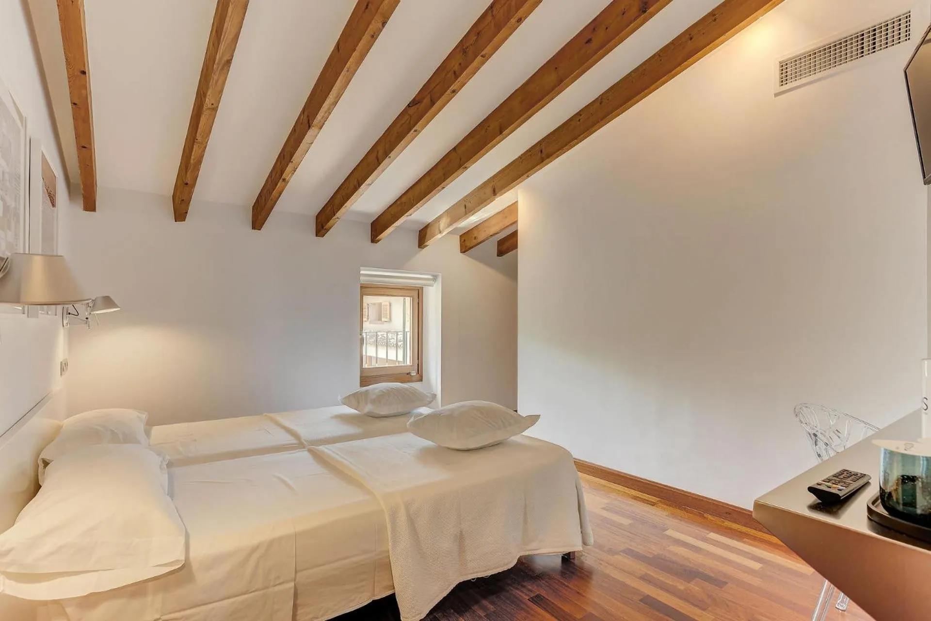 Photo of the whole room, Bed in Desbrull