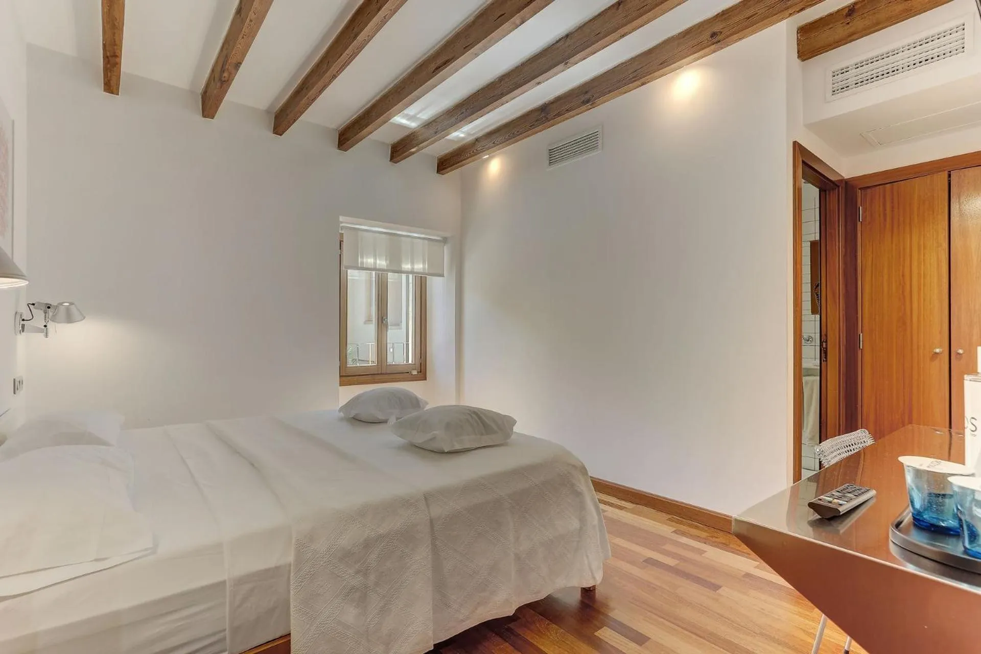 Bedroom, Bed in Desbrull