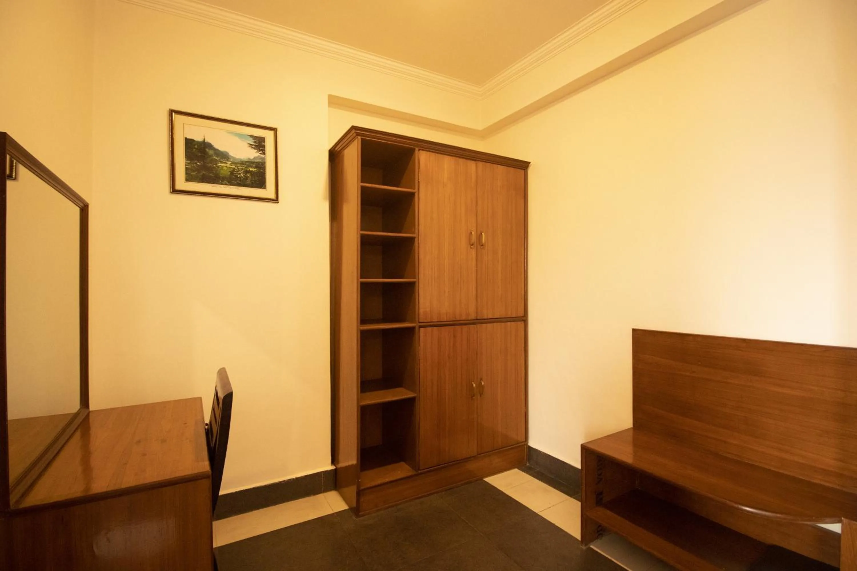 wardrobe in WOW STAYZ2 Hotel The Lodge