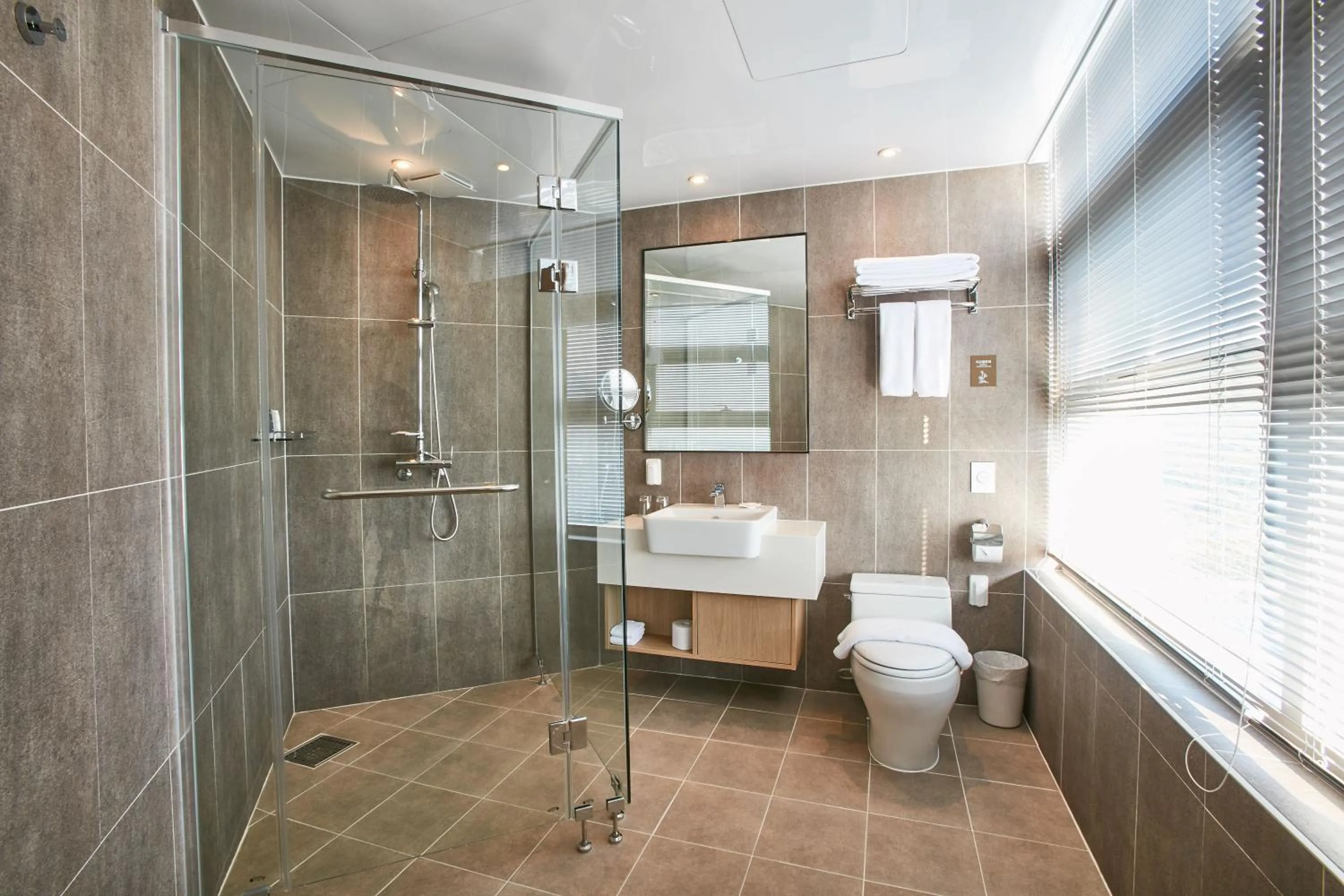 Shower in Island Castle Hotel & Waterpark