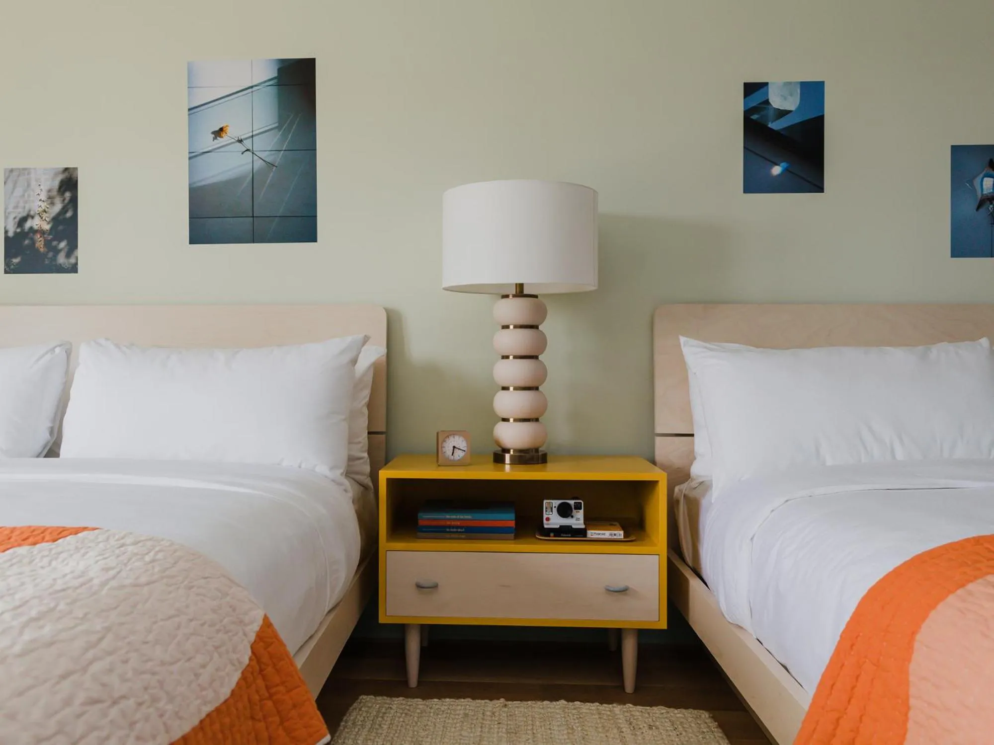 Bed in Drake Devonshire and Motor Inn