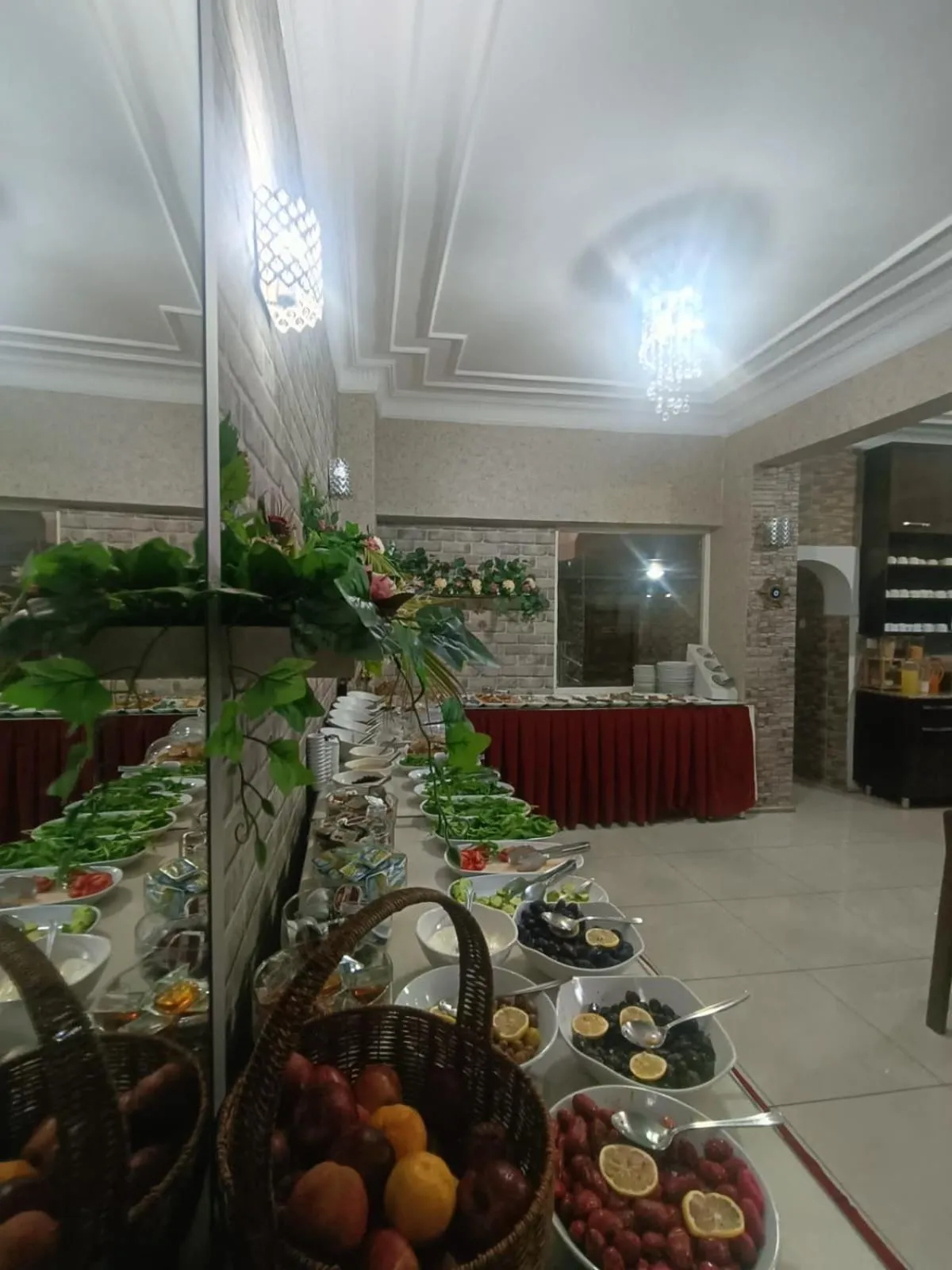 Restaurant/places to eat in Hotel seven park