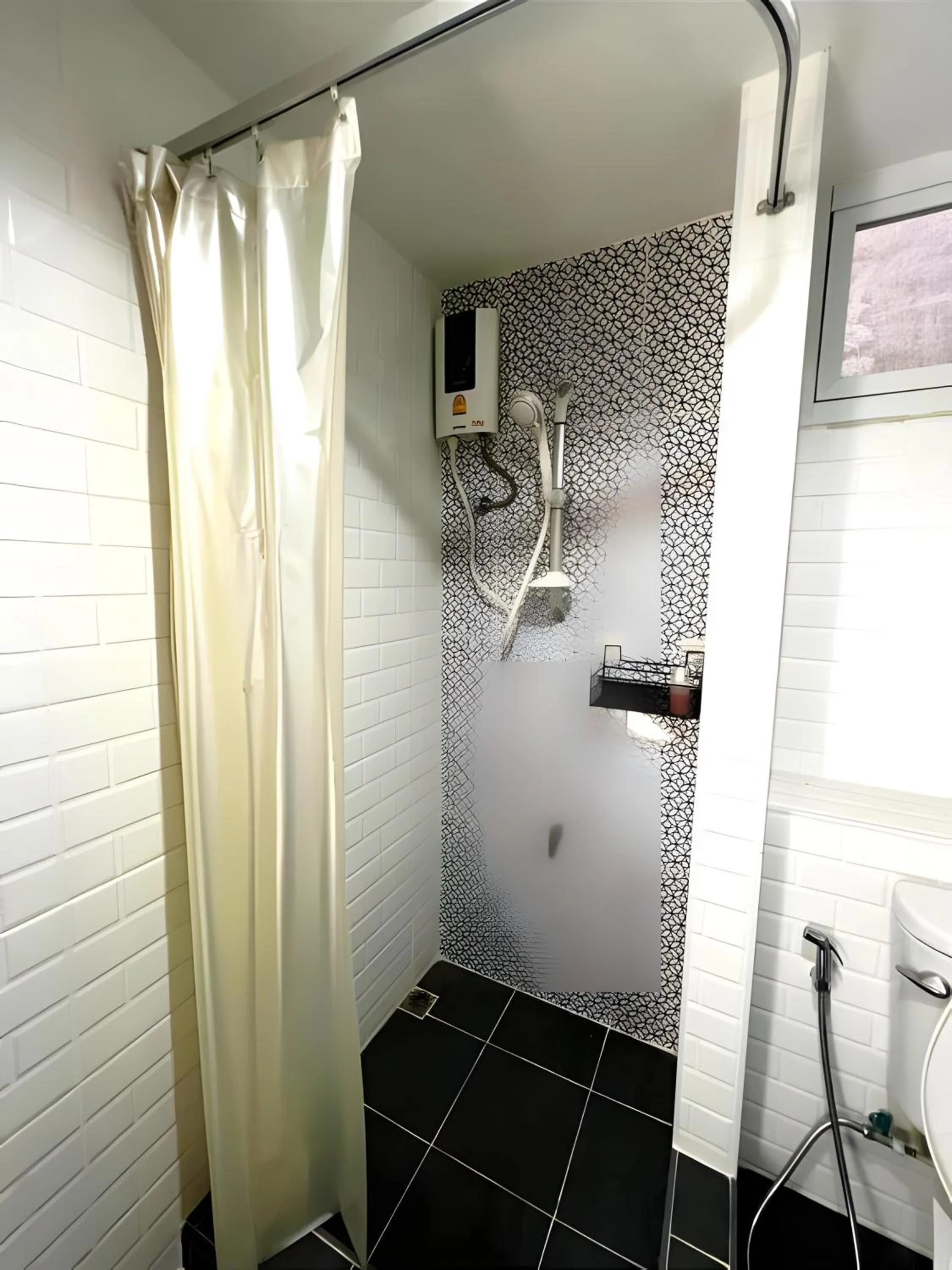 Shower in XX Mitr Inn The Grand Palace Bangkok - Mrt Samyot Station