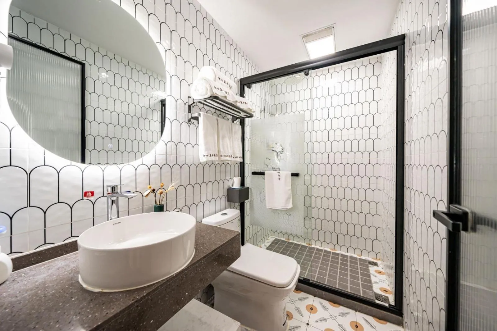 Shower in Chuxin Moshe Hotel