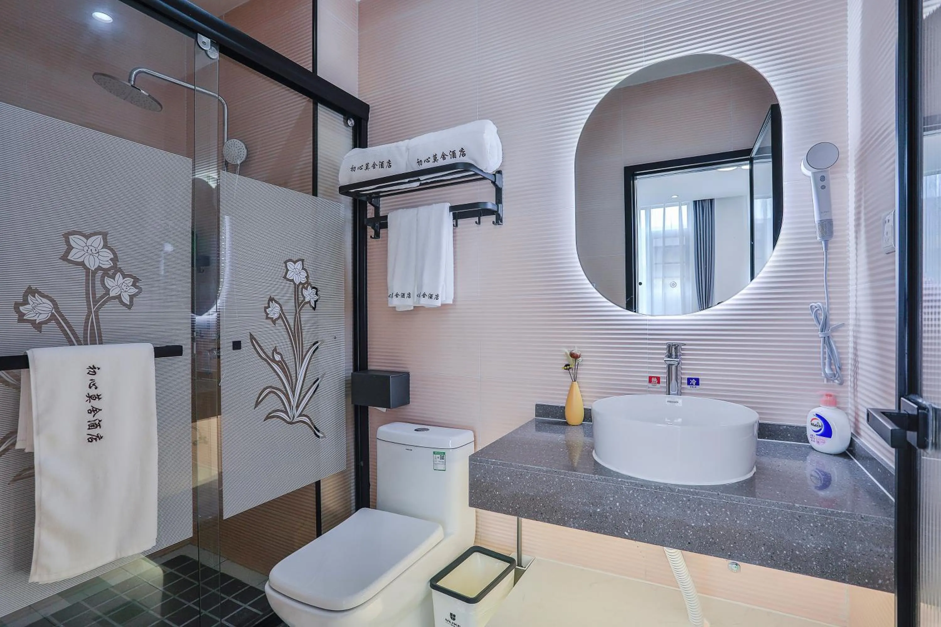Shower in Chuxin Moshe Hotel