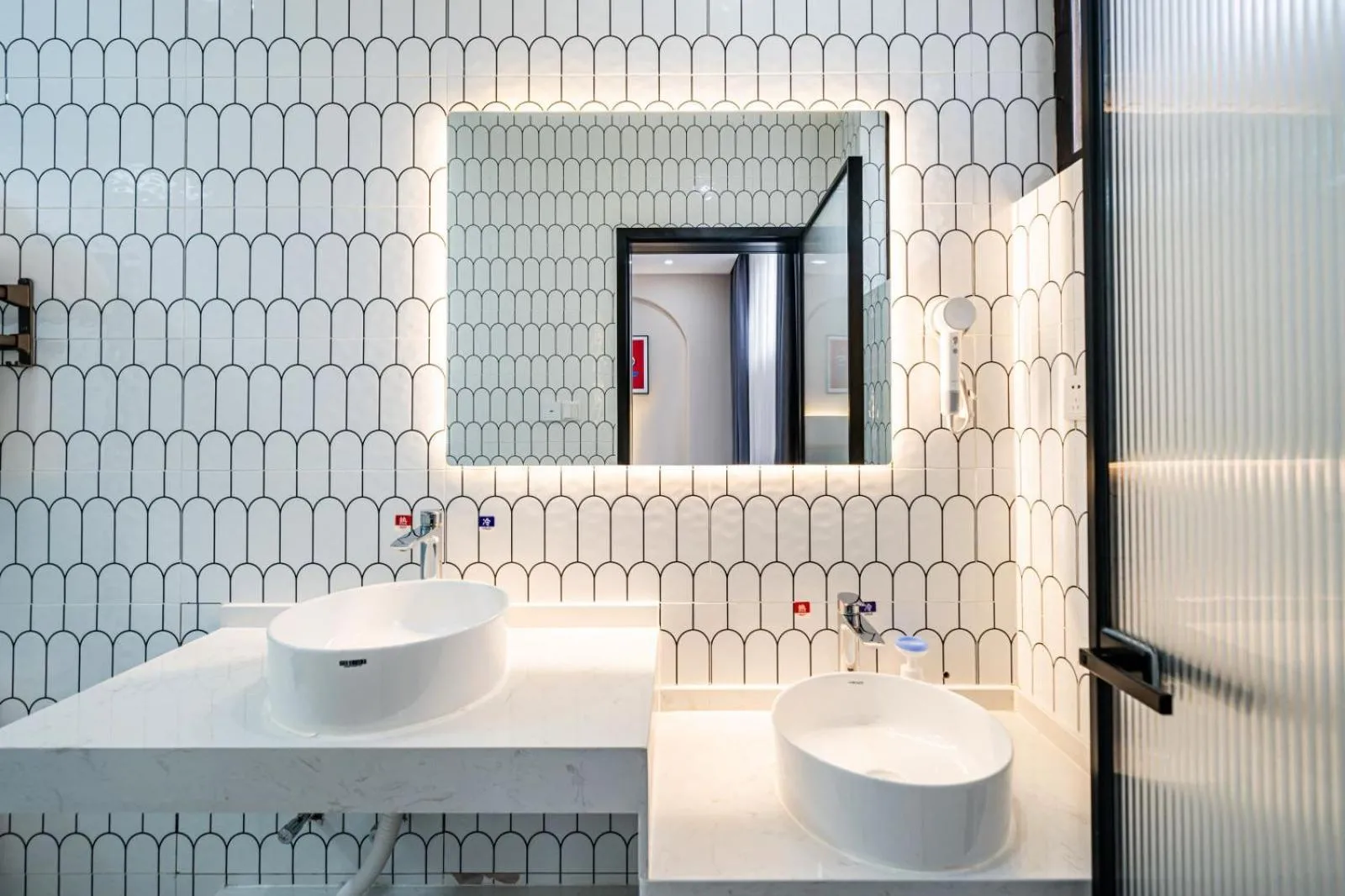 Shower in Chuxin Moshe Hotel