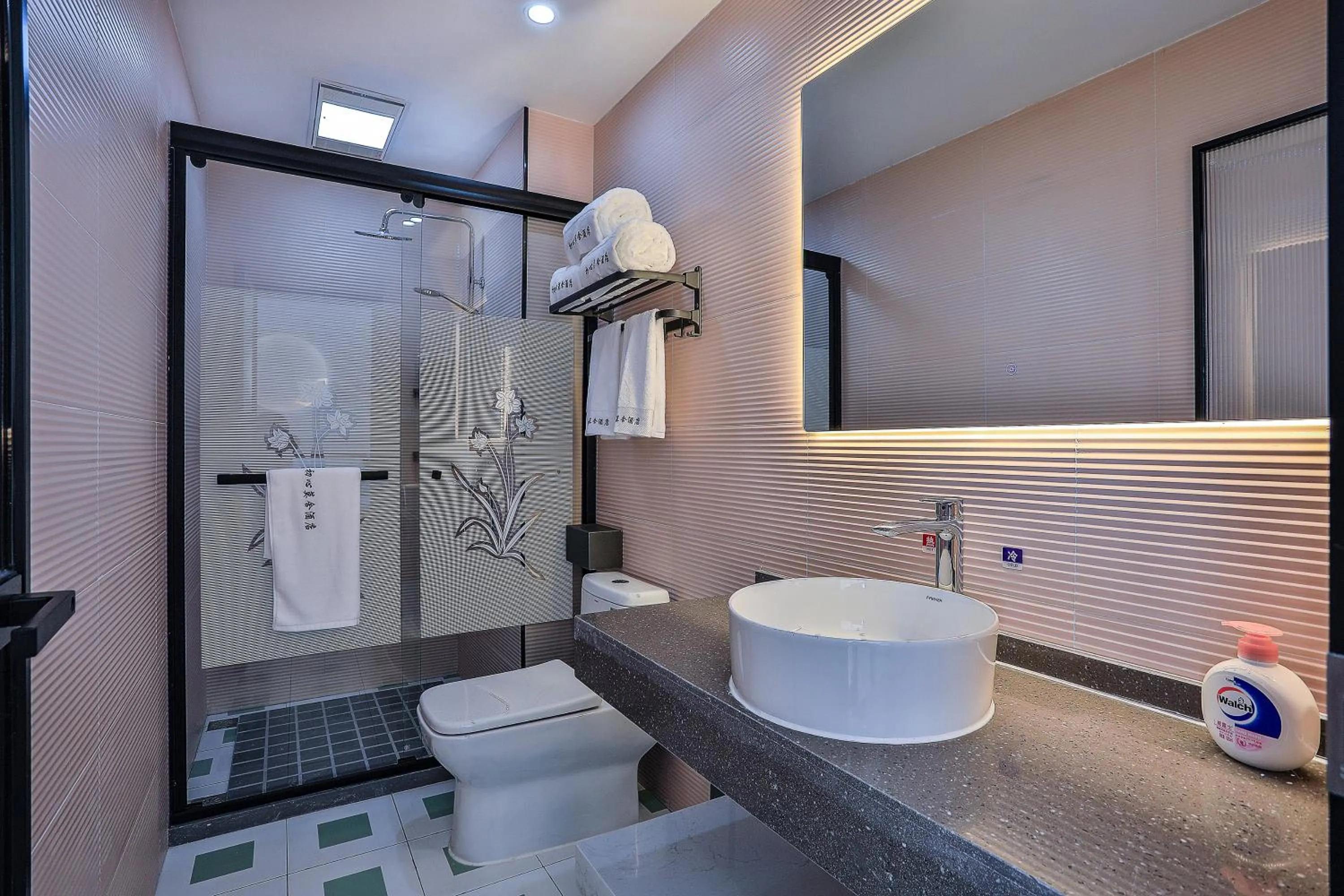 Toilet in Chuxin Moshe Hotel