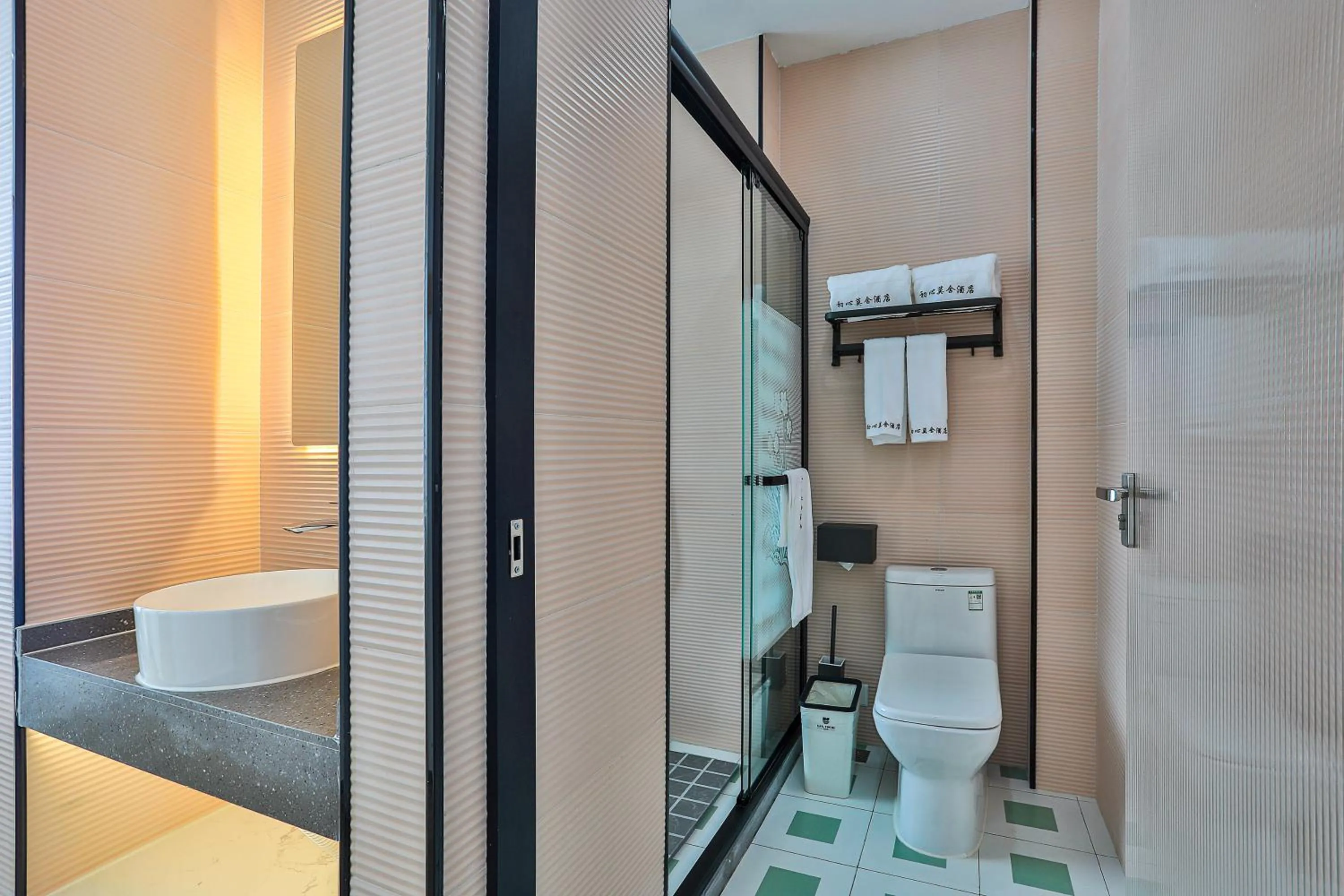Shower in Chuxin Moshe Hotel