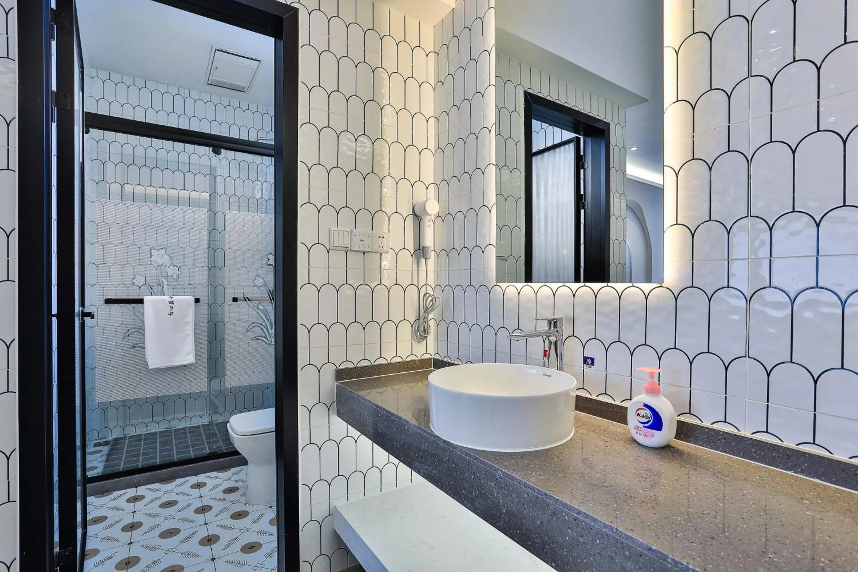 Shower in Chuxin Moshe Hotel