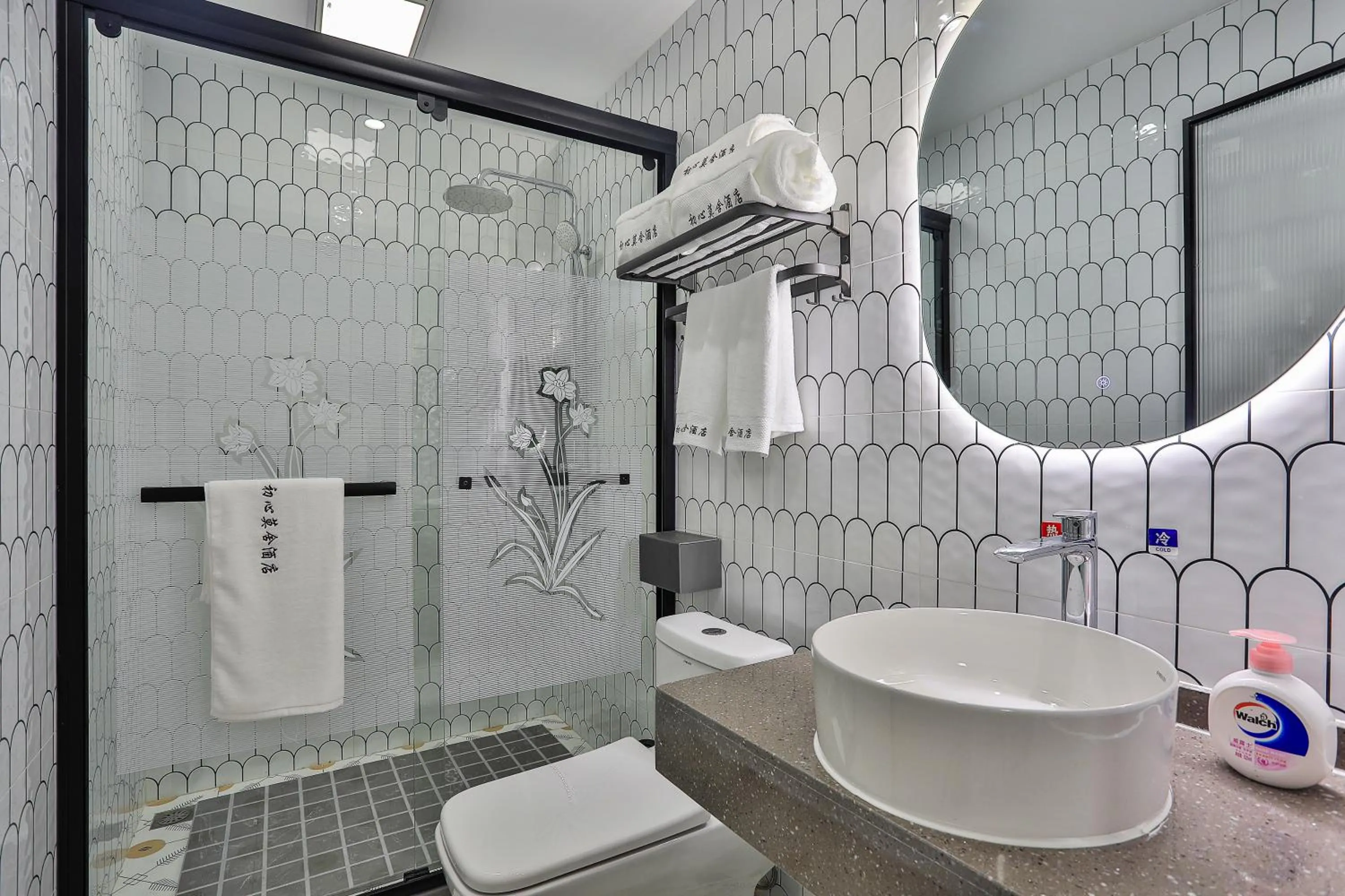 Shower in Chuxin Moshe Hotel