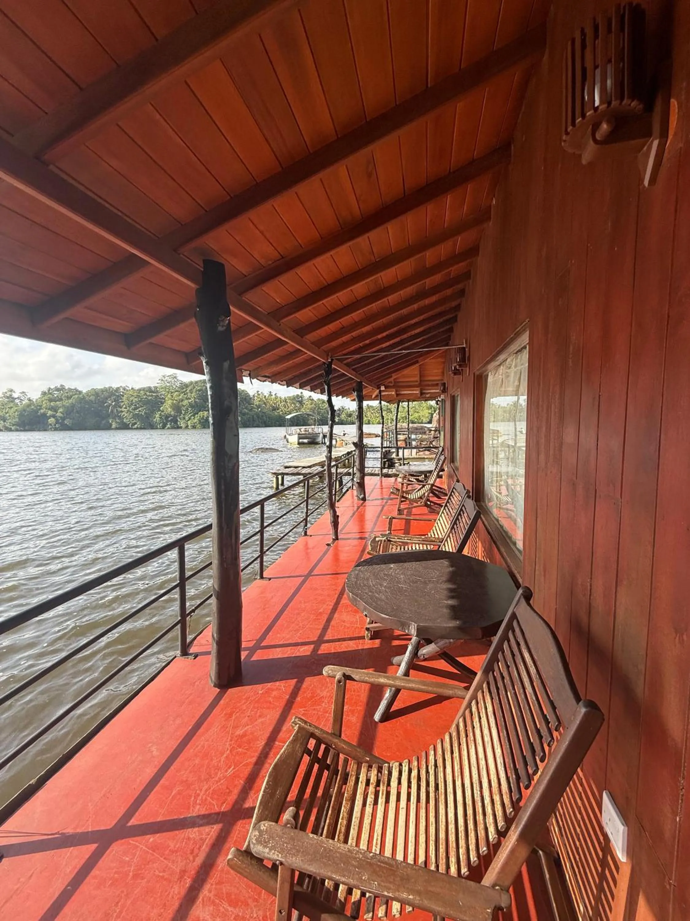 Shiny Lakeside Resort