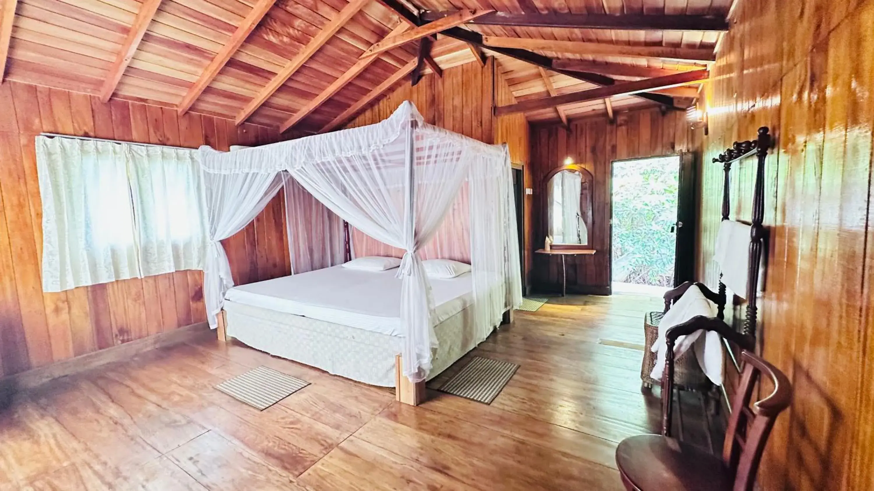 Bed in Shiny Lakeside Resort Bed in Shiny Lakeside Resort