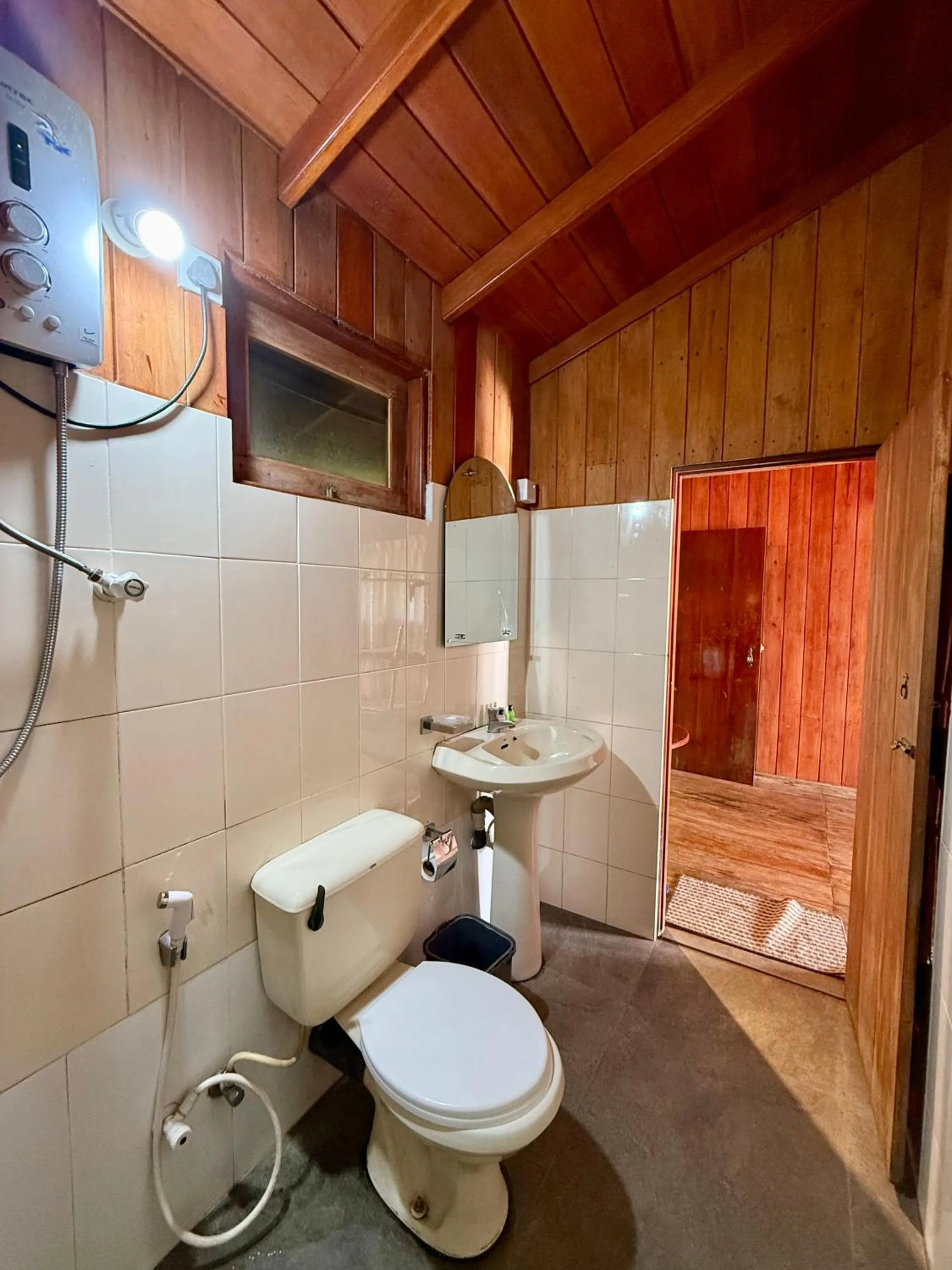 Shiny Lakeside Resort