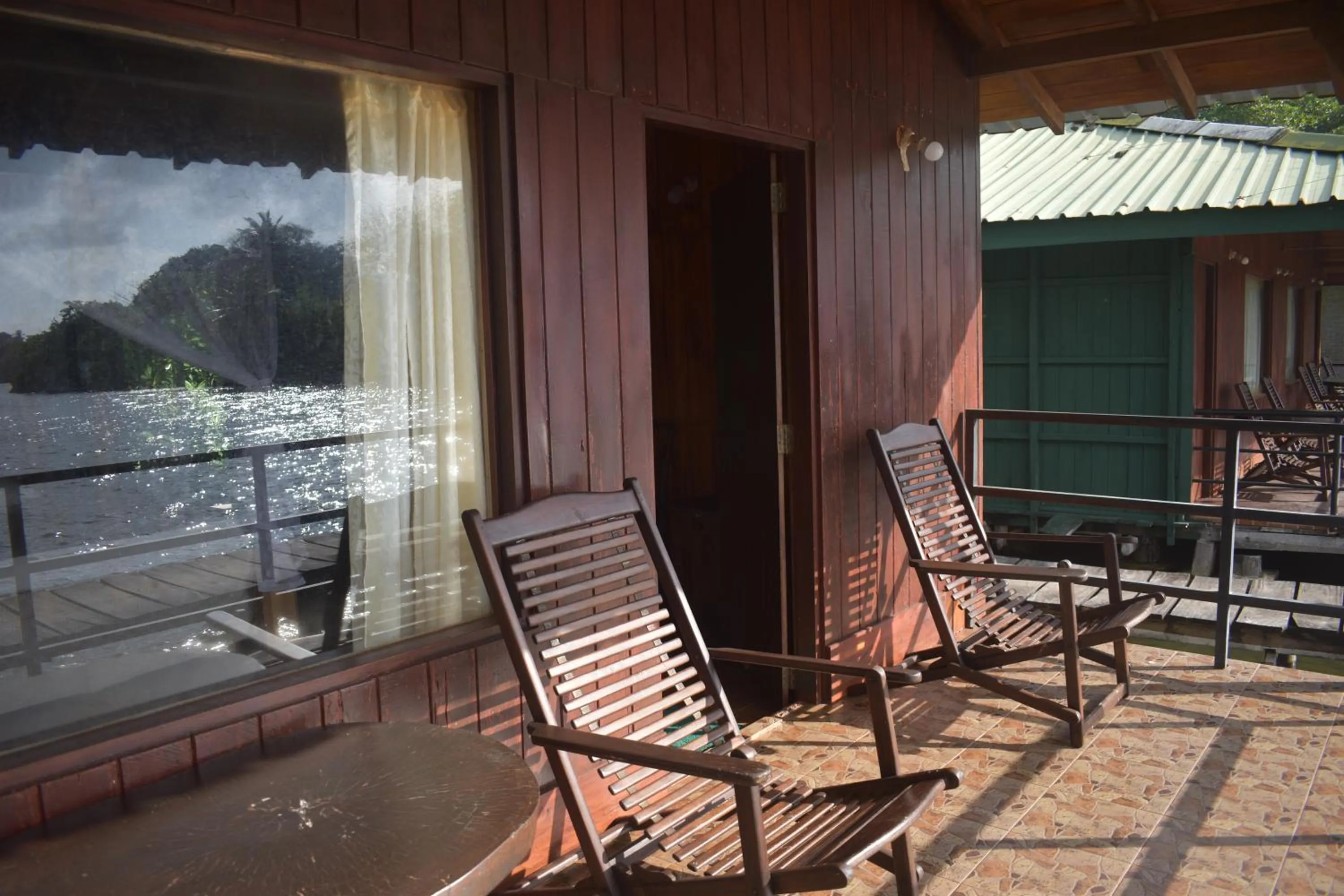 Shiny Lakeside Resort