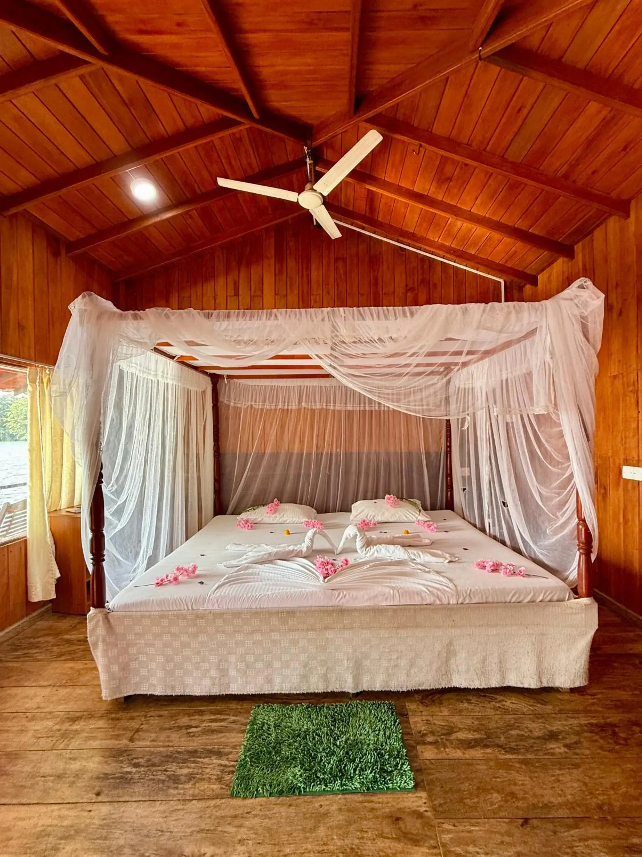 Bed in Shiny Lakeside Resort Bed in Shiny Lakeside Resort