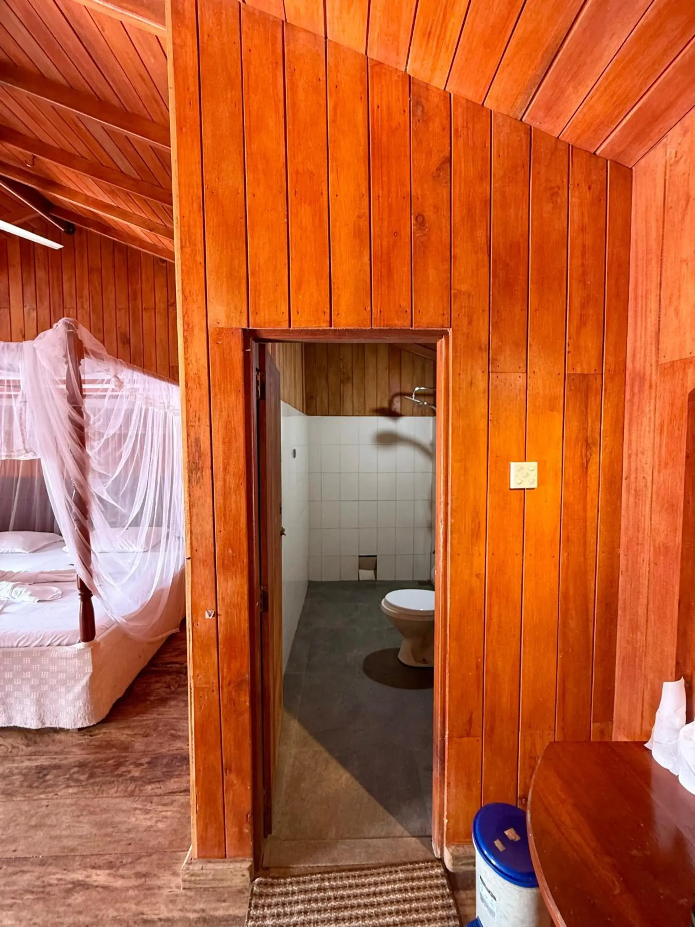 Bed in Shiny Lakeside Resort Bed in Shiny Lakeside Resort