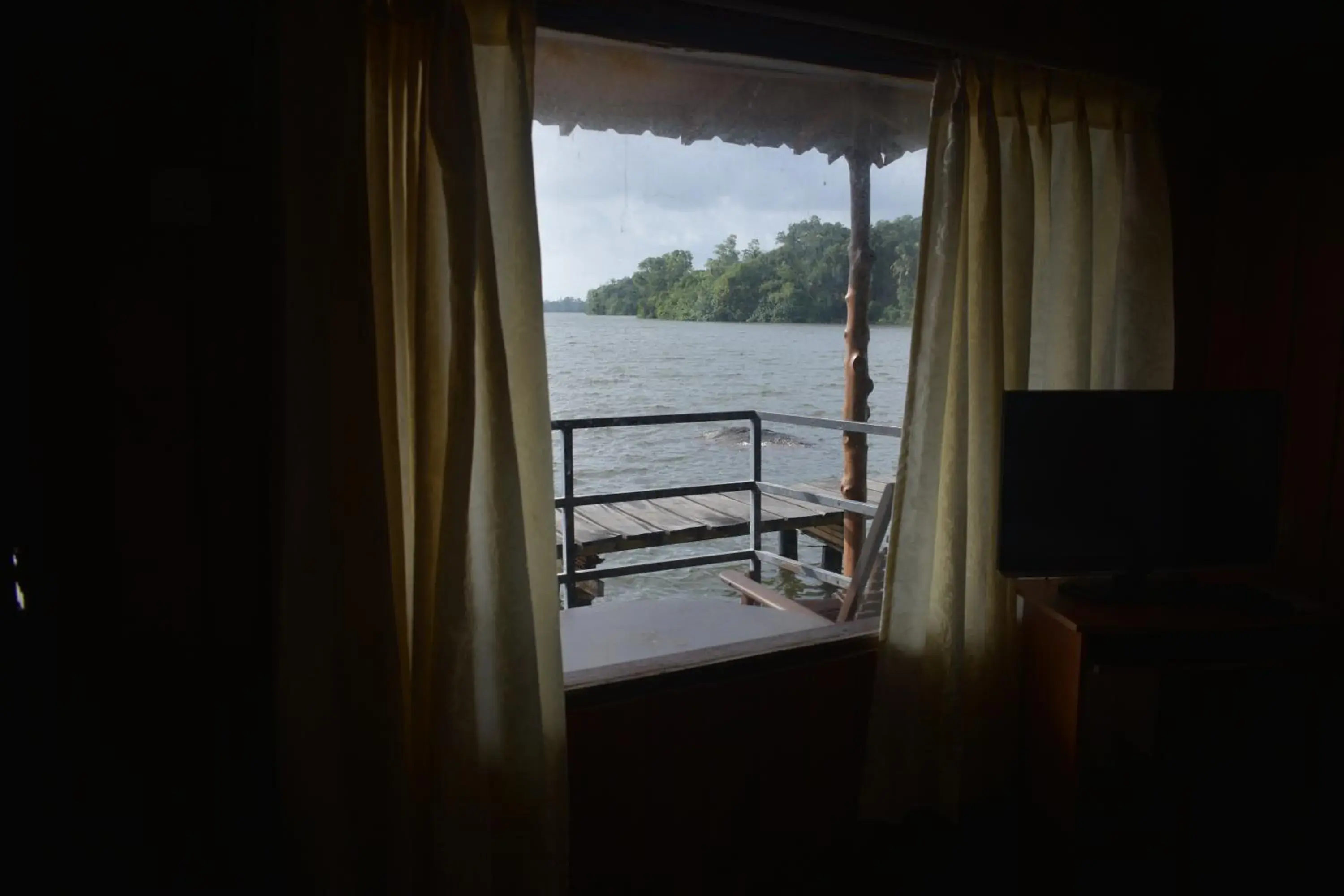 TV and multimedia in Shiny Lakeside Resort TV and multimedia in Shiny Lakeside Resort