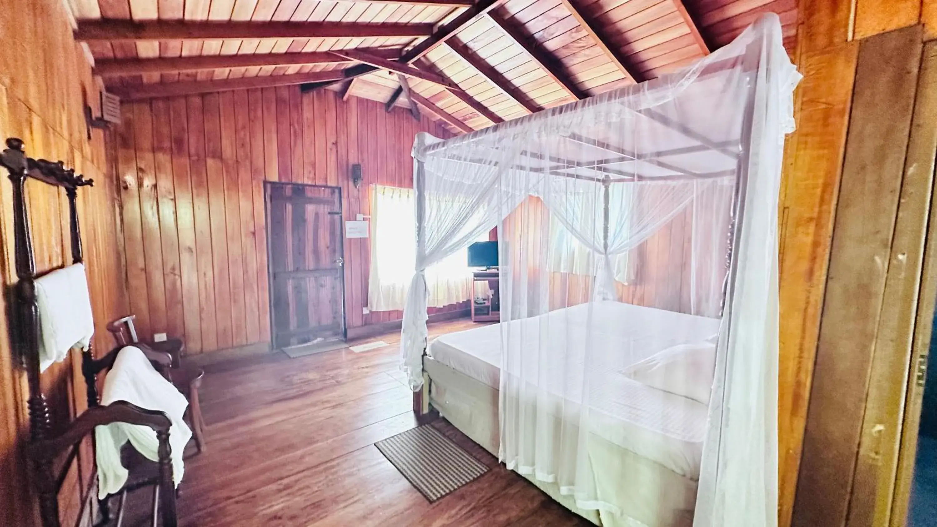 Bed in Shiny Lakeside Resort Bed in Shiny Lakeside Resort