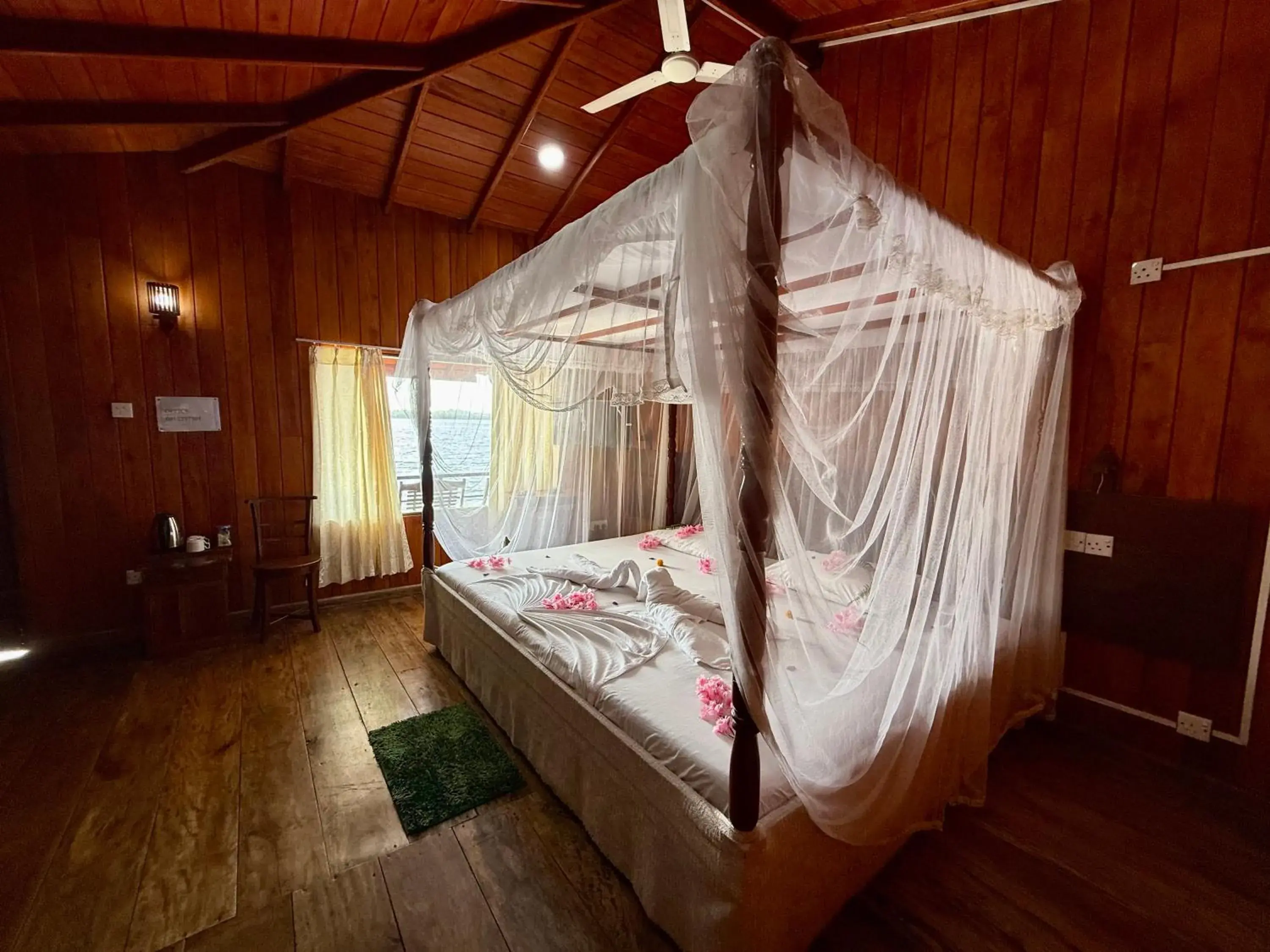 Bed in Shiny Lakeside Resort Bed in Shiny Lakeside Resort