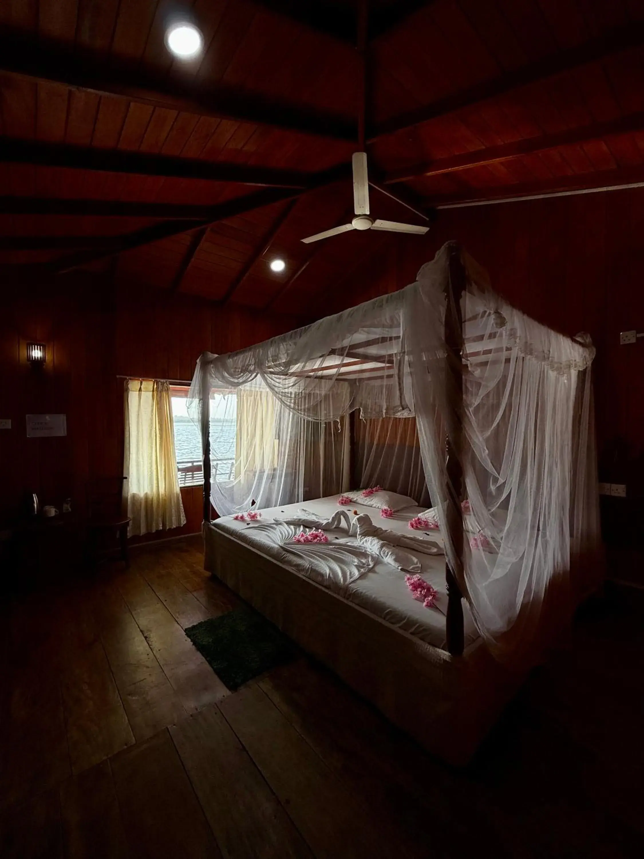 Bed in Shiny Lakeside Resort Bed in Shiny Lakeside Resort