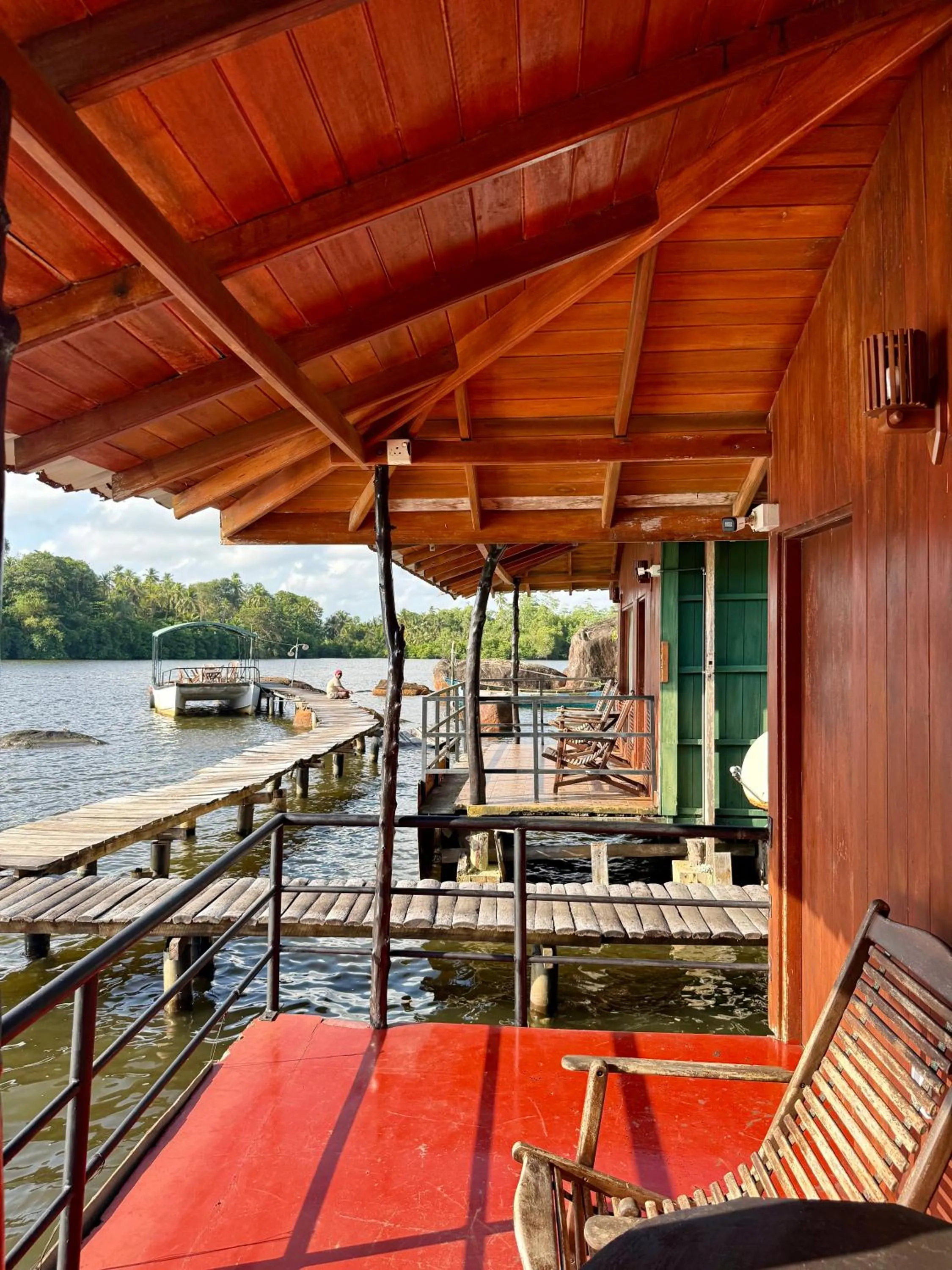 Shiny Lakeside Resort