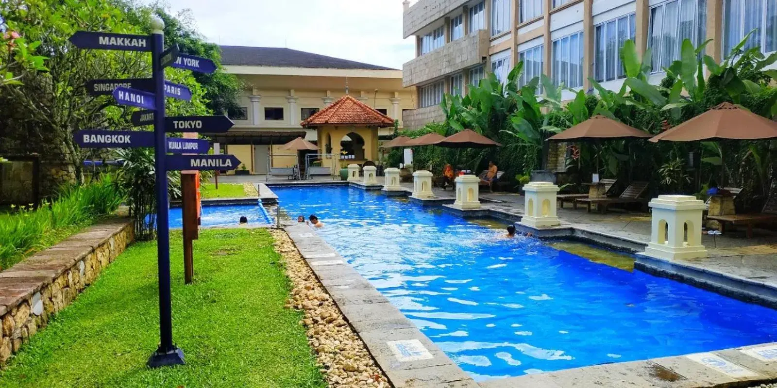 Swimming pool in Monopoli Hotel Bukittinggi Swimming pool in Monopoli Hotel Bukittinggi