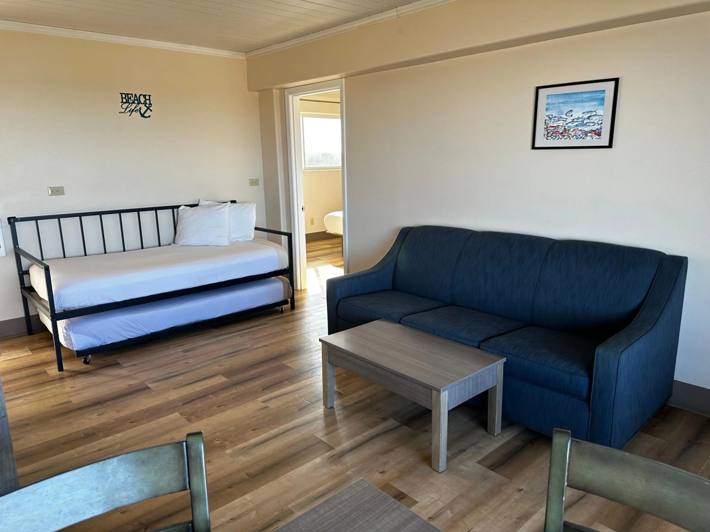 Living room, Bed in Westport Inn