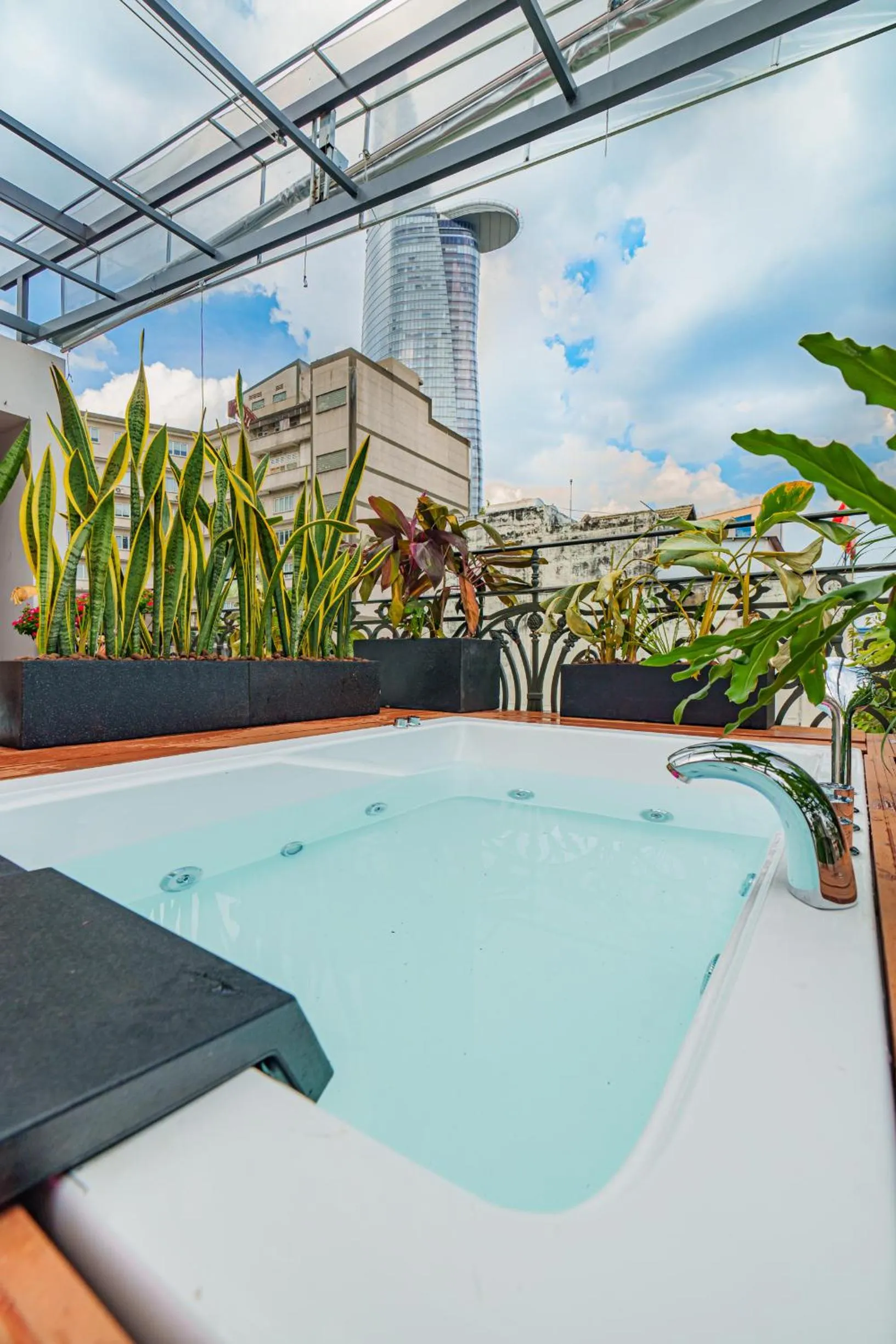 Bath in Cubicity Wall Street House