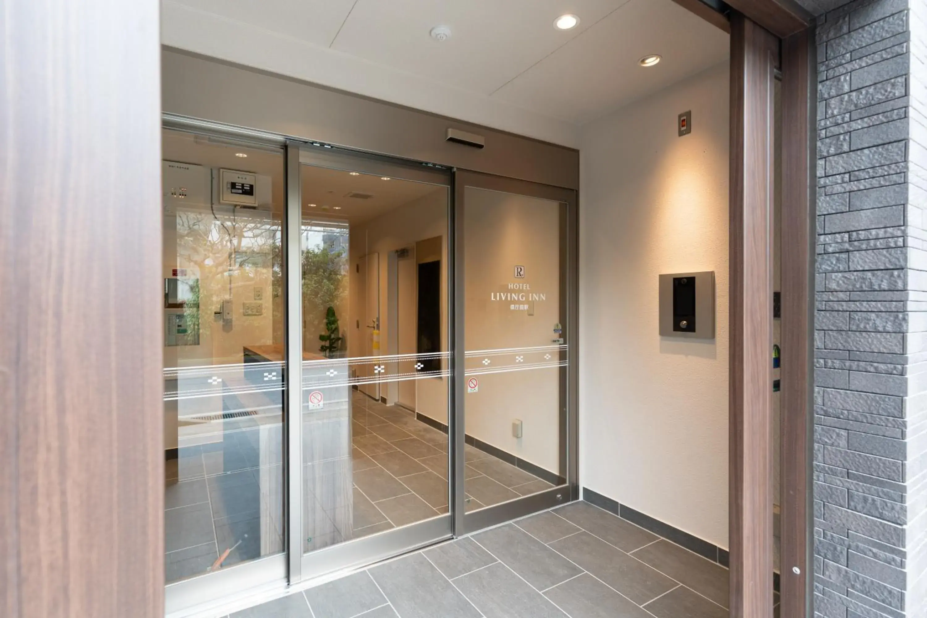 Facade/entrance in Hotel Living Inn Kenchoumaeeki Facade/entrance in Hotel Living Inn Kenchoumaeeki