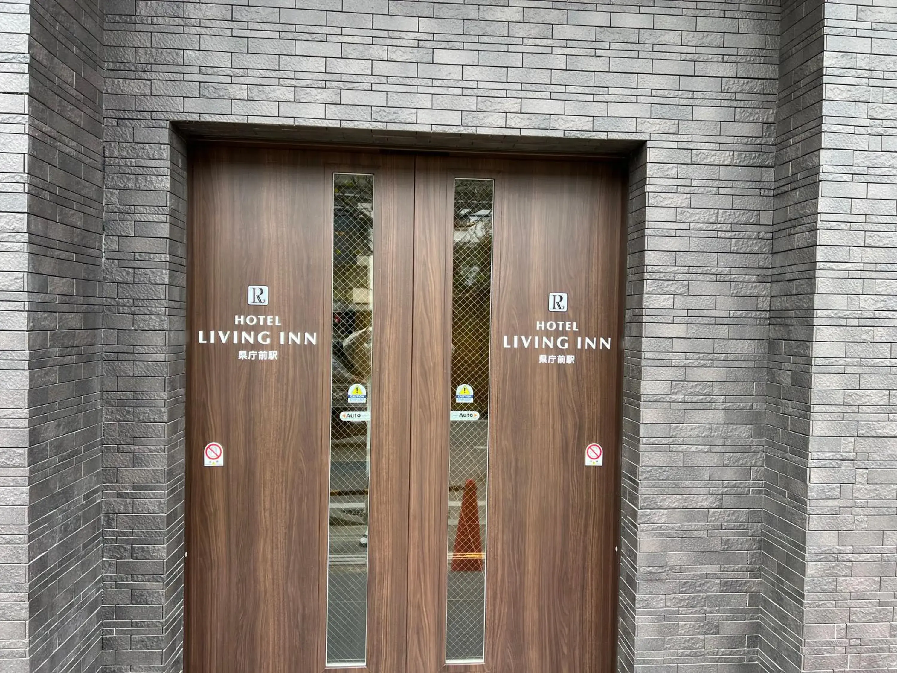 Facade/entrance in Hotel Living Inn Kenchoumaeeki Facade/entrance in Hotel Living Inn Kenchoumaeeki