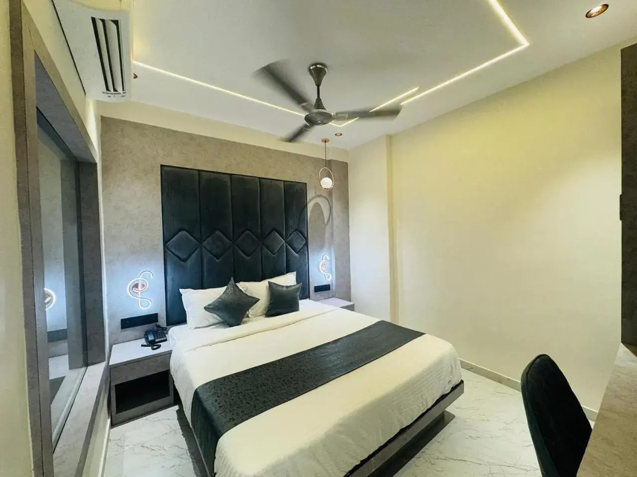 Bedroom, Bed in Hotel Windsor Castle Bedroom, Bed in Hotel Windsor Castle