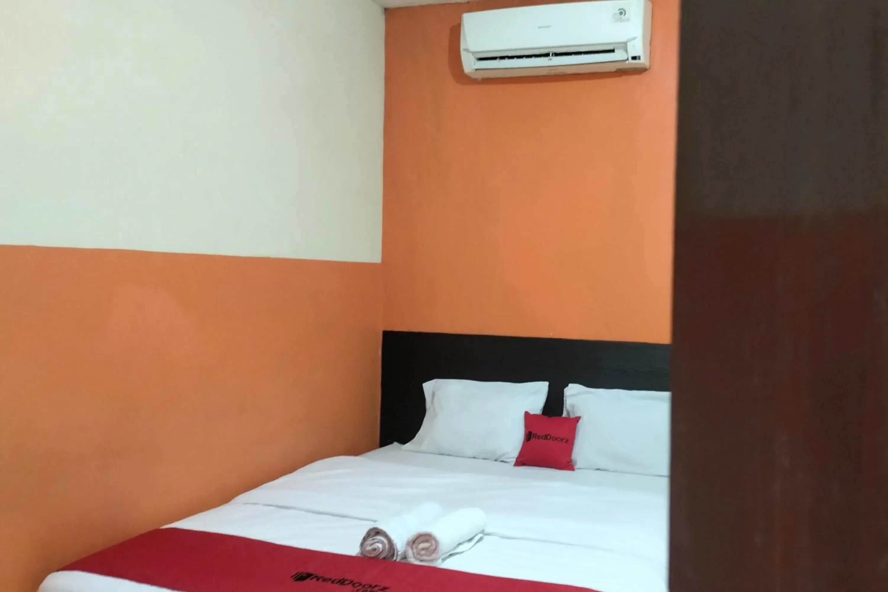 Bedroom, Bed in RedDoorz at Oxy Residence Manado Bedroom, Bed in RedDoorz at Oxy Residence Manado