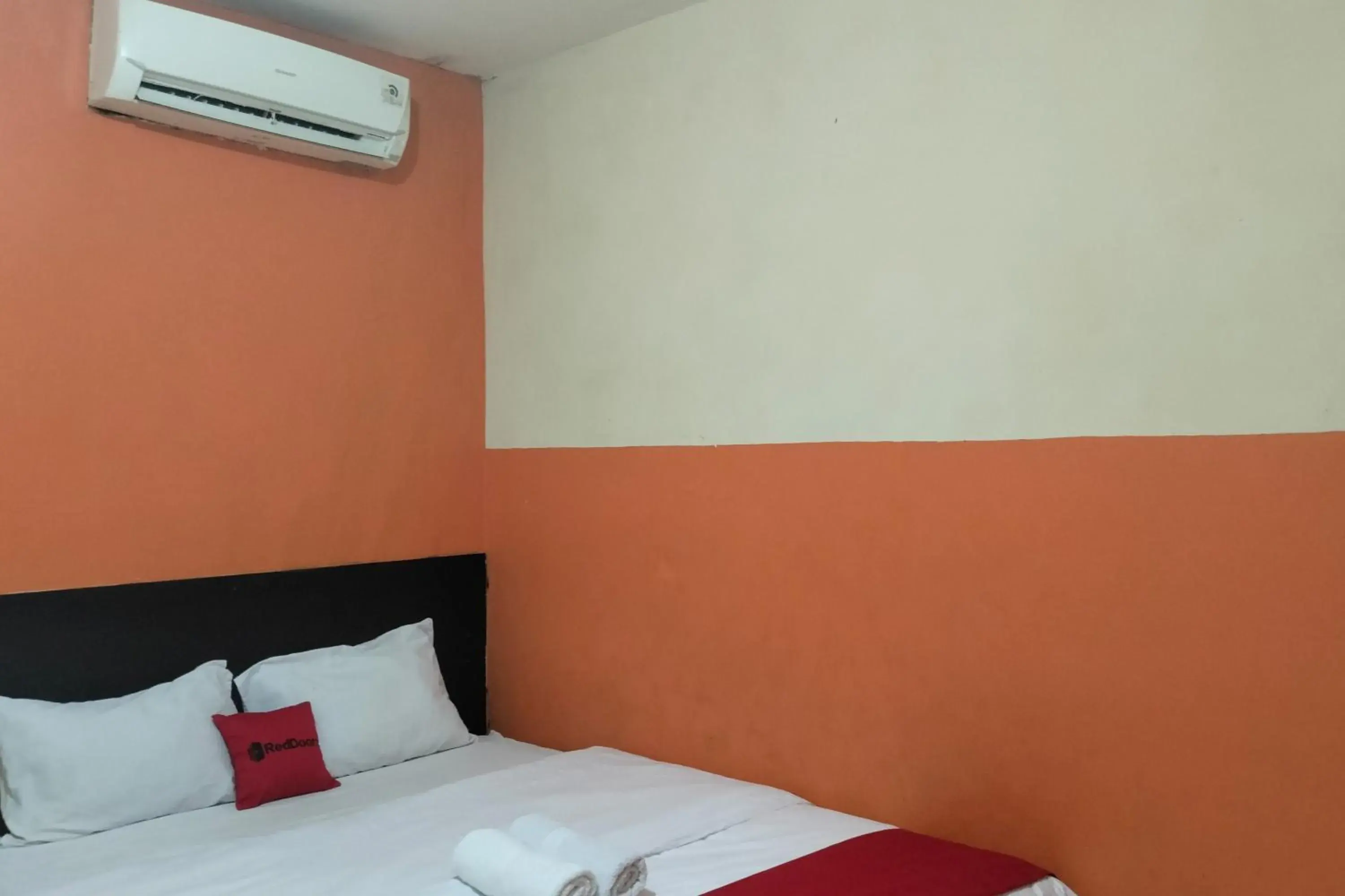 Bedroom, Bed in RedDoorz at Oxy Residence Manado Bedroom, Bed in RedDoorz at Oxy Residence Manado