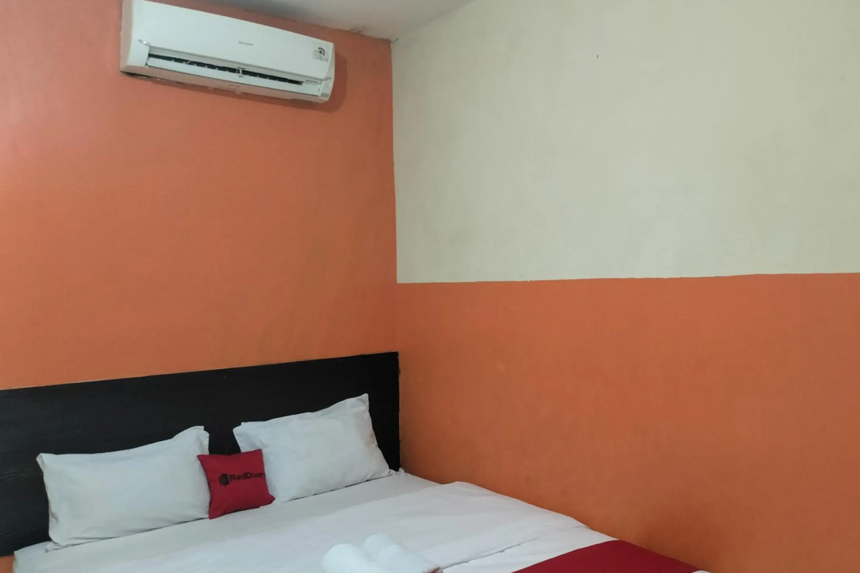 Bedroom, Bed in RedDoorz at Oxy Residence Manado Bedroom, Bed in RedDoorz at Oxy Residence Manado