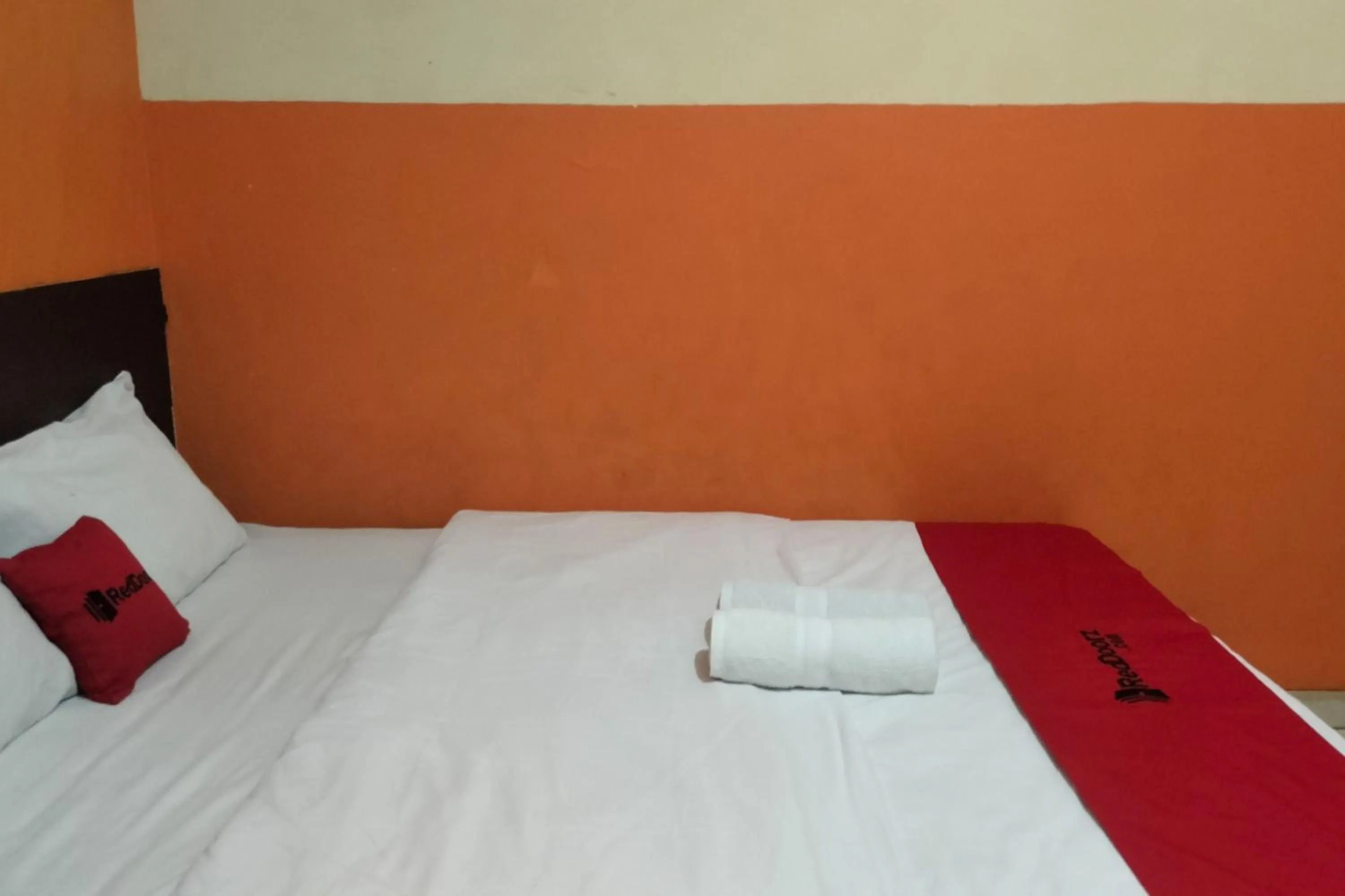 Bedroom, Bed in RedDoorz at Oxy Residence Manado