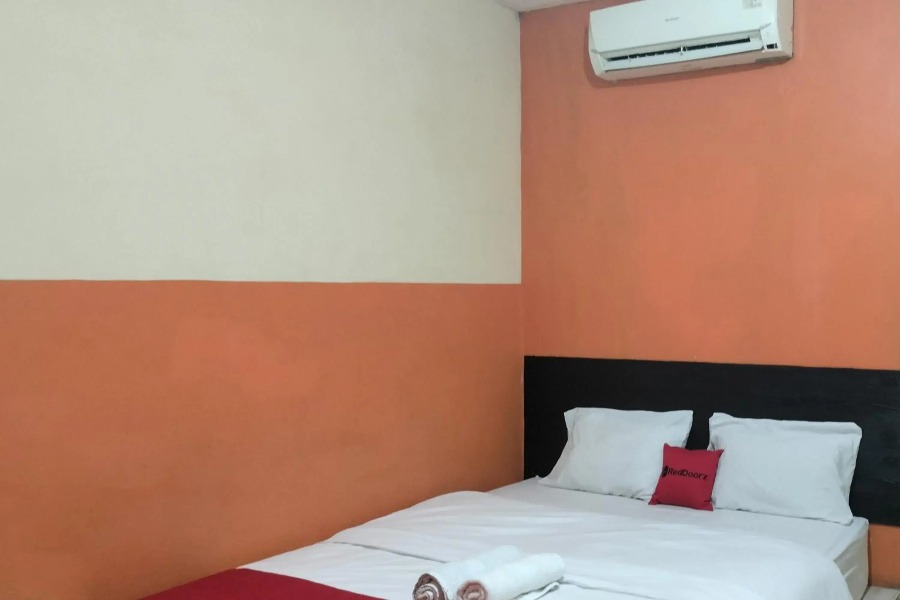 Bedroom, Bed in RedDoorz at Oxy Residence Manado Bedroom, Bed in RedDoorz at Oxy Residence Manado