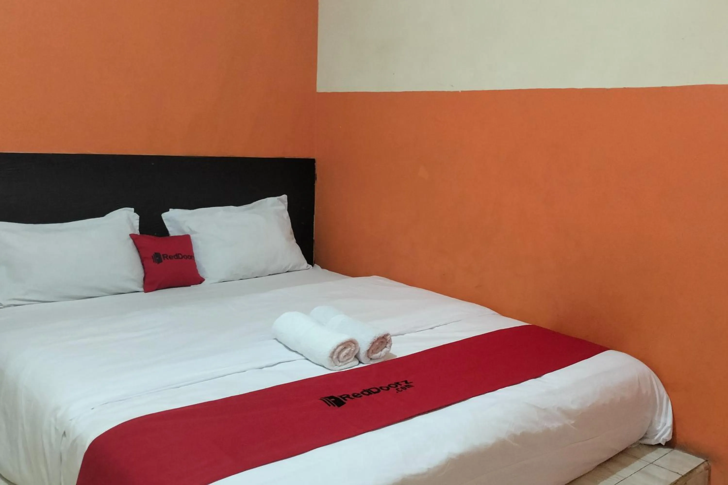 Bedroom, Bed in RedDoorz at Oxy Residence Manado