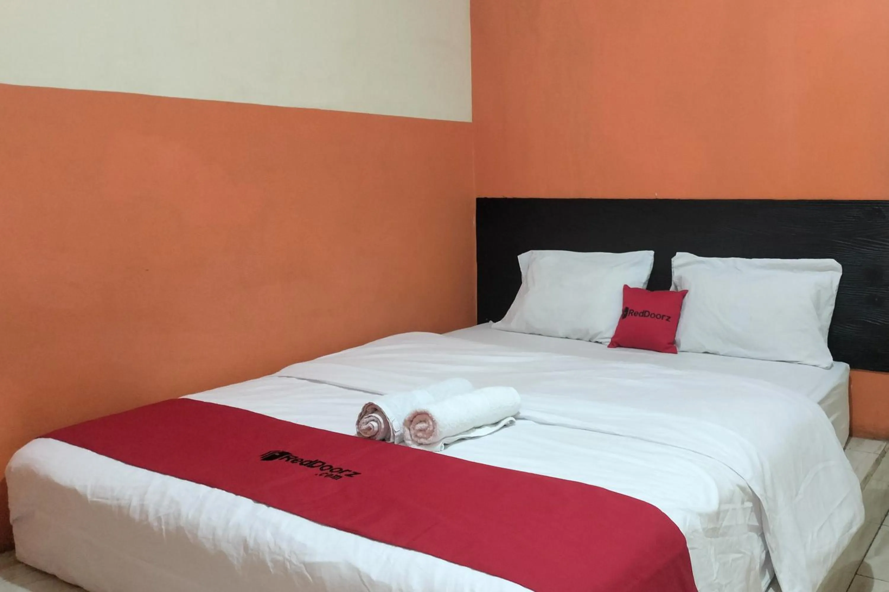 Bedroom, Bed in RedDoorz at Oxy Residence Manado