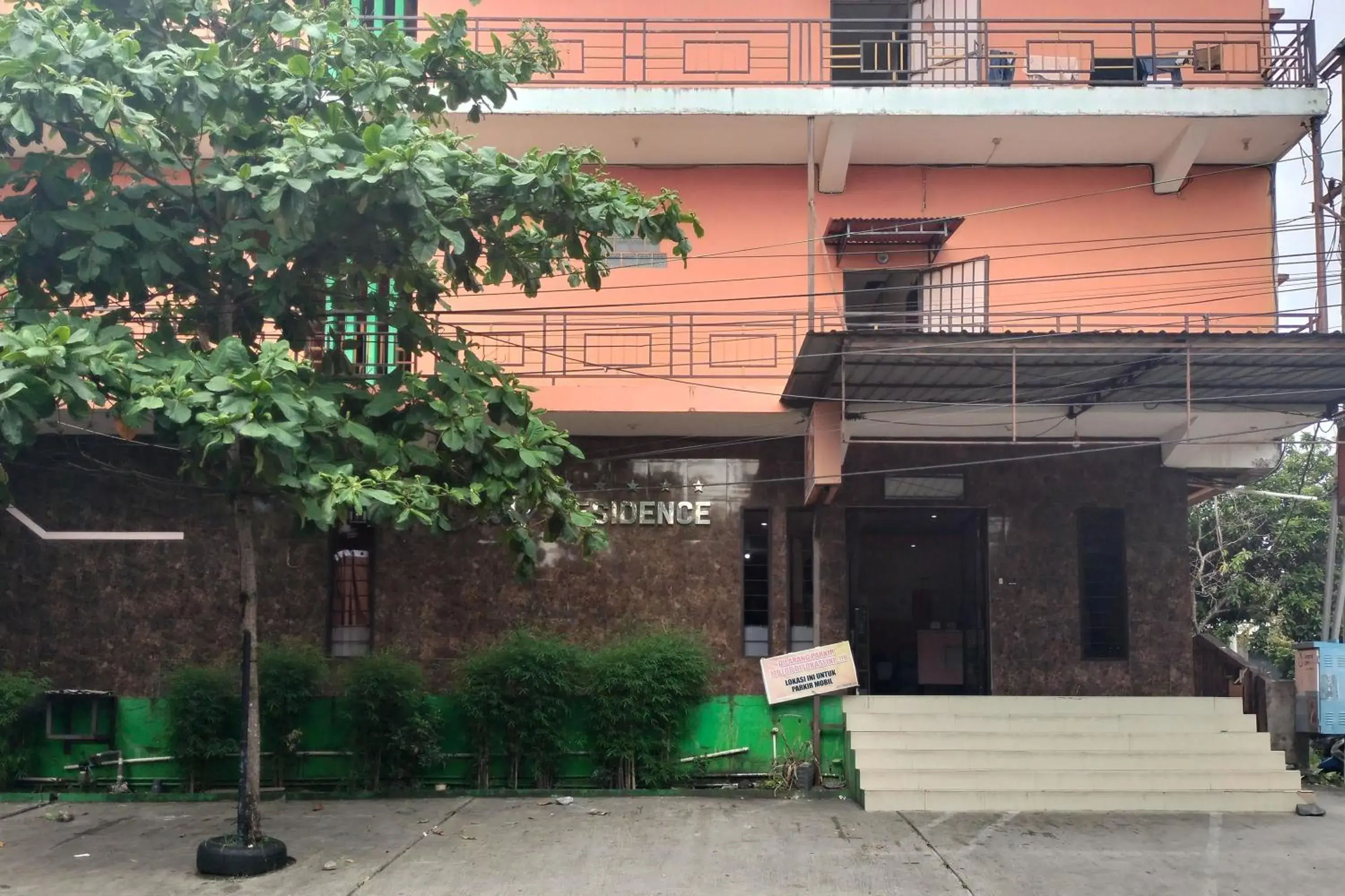 Property building in RedDoorz at Oxy Residence Manado Property building in RedDoorz at Oxy Residence Manado