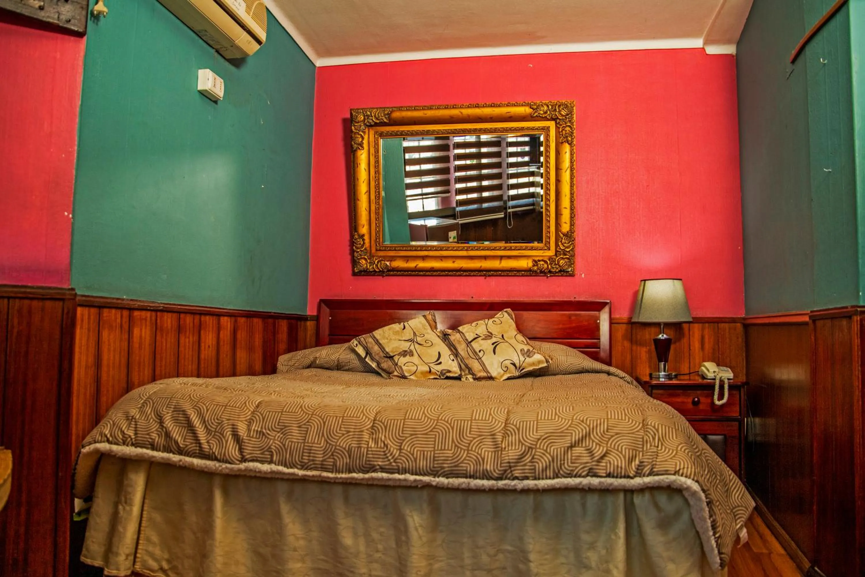 Bathroom, Bed in Hotel La Castellana