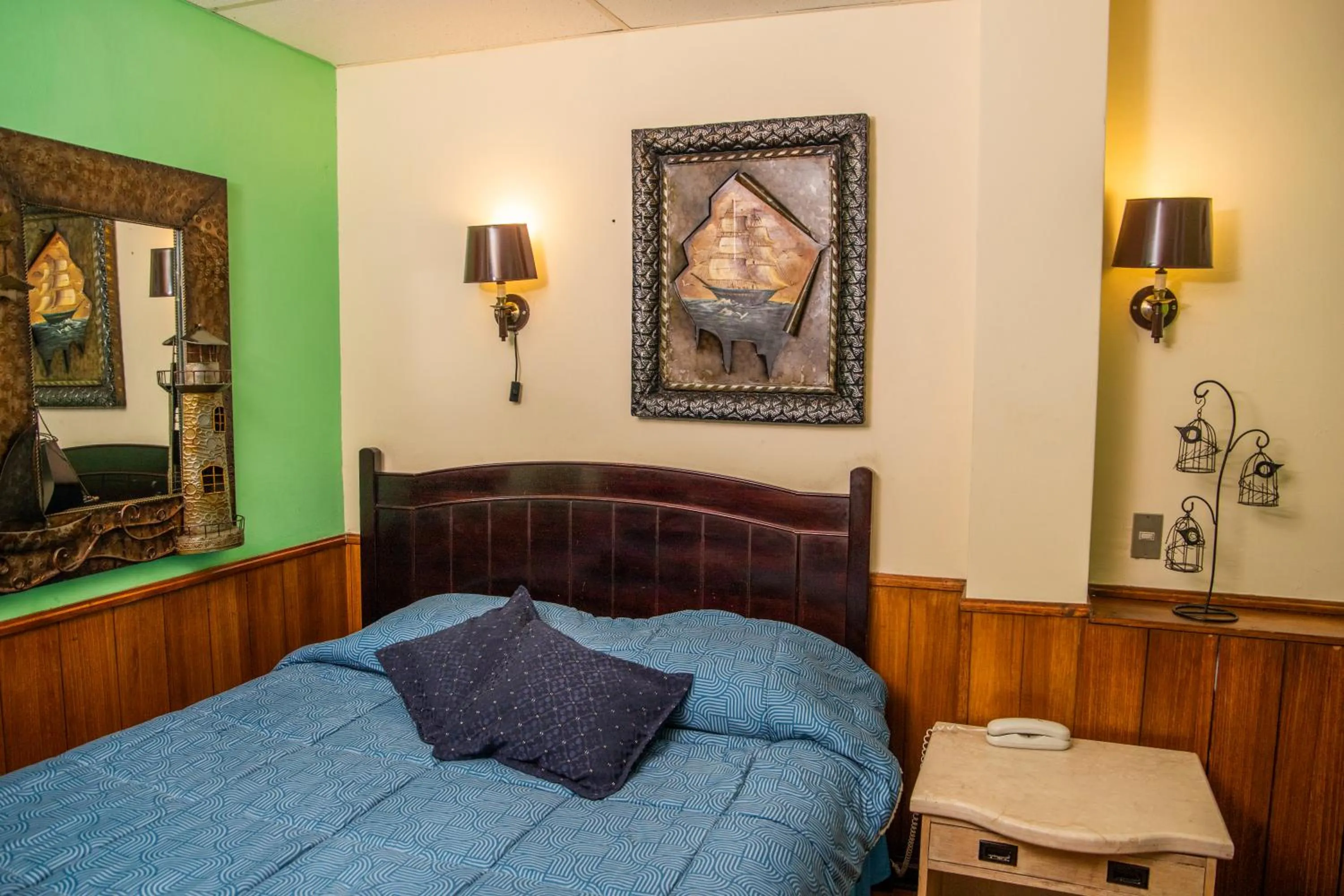 Bathroom, Bed in Hotel La Castellana