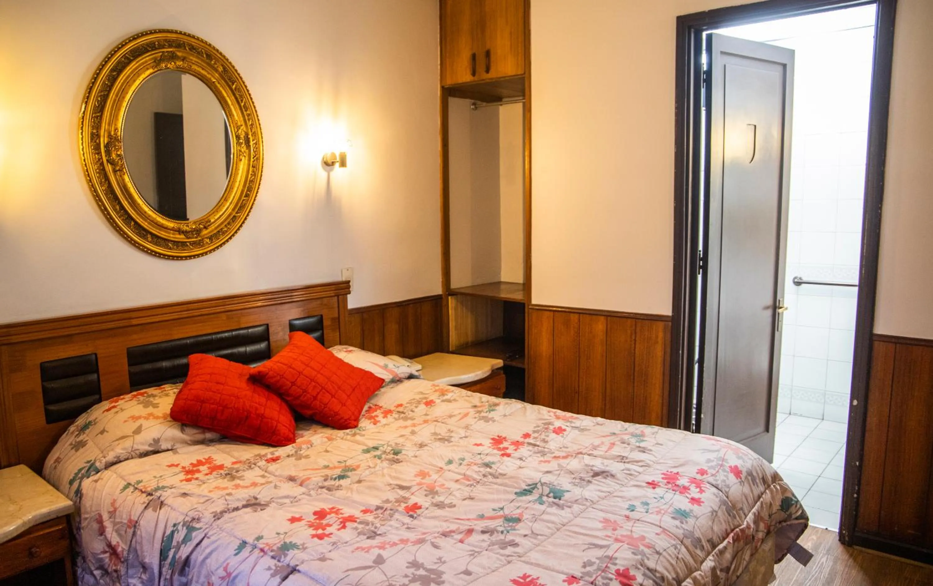 Bathroom, Bed in Hotel La Castellana