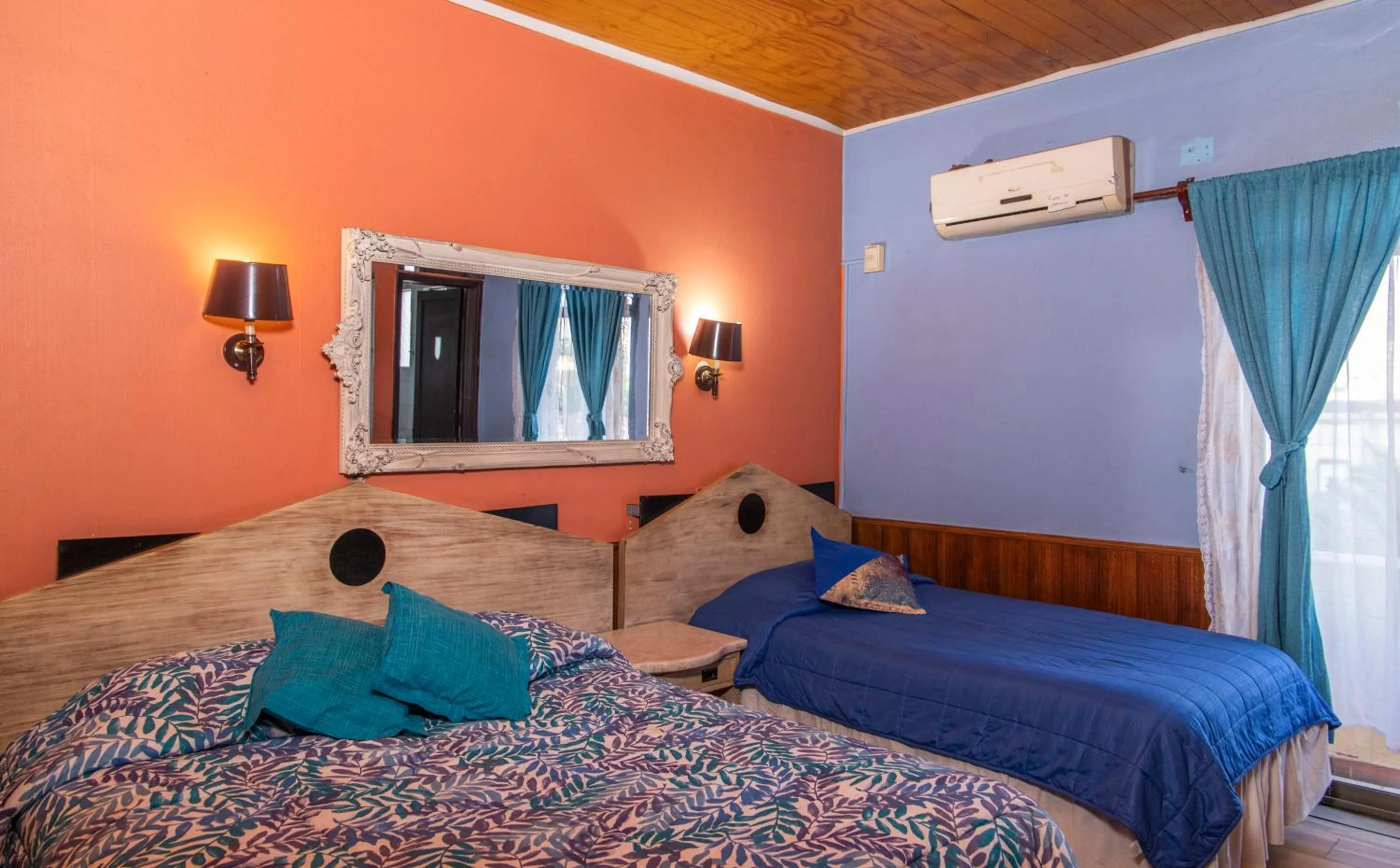 Bathroom, Bed in Hotel La Castellana