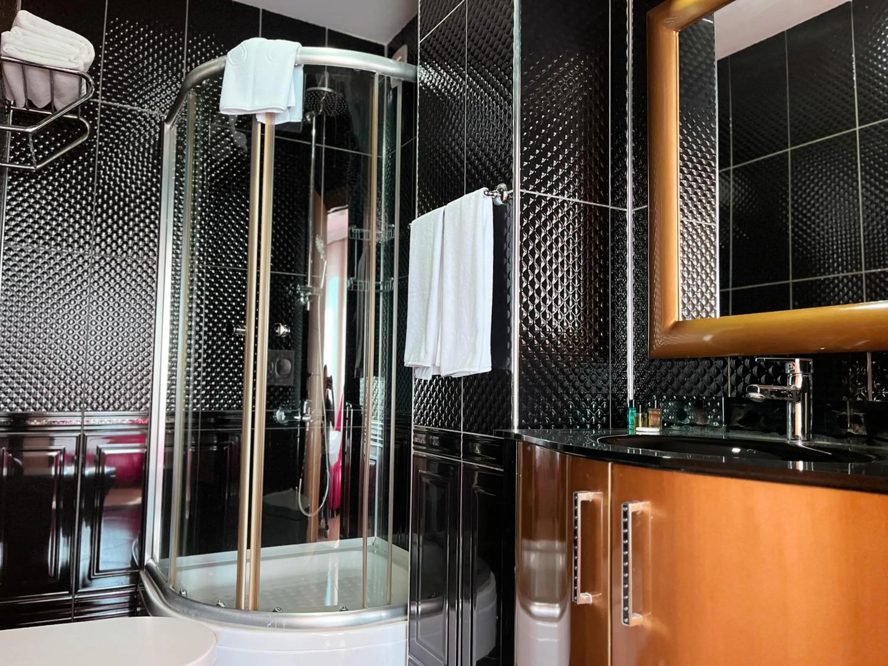 Shower in Ottoman Hotel Sakarya
