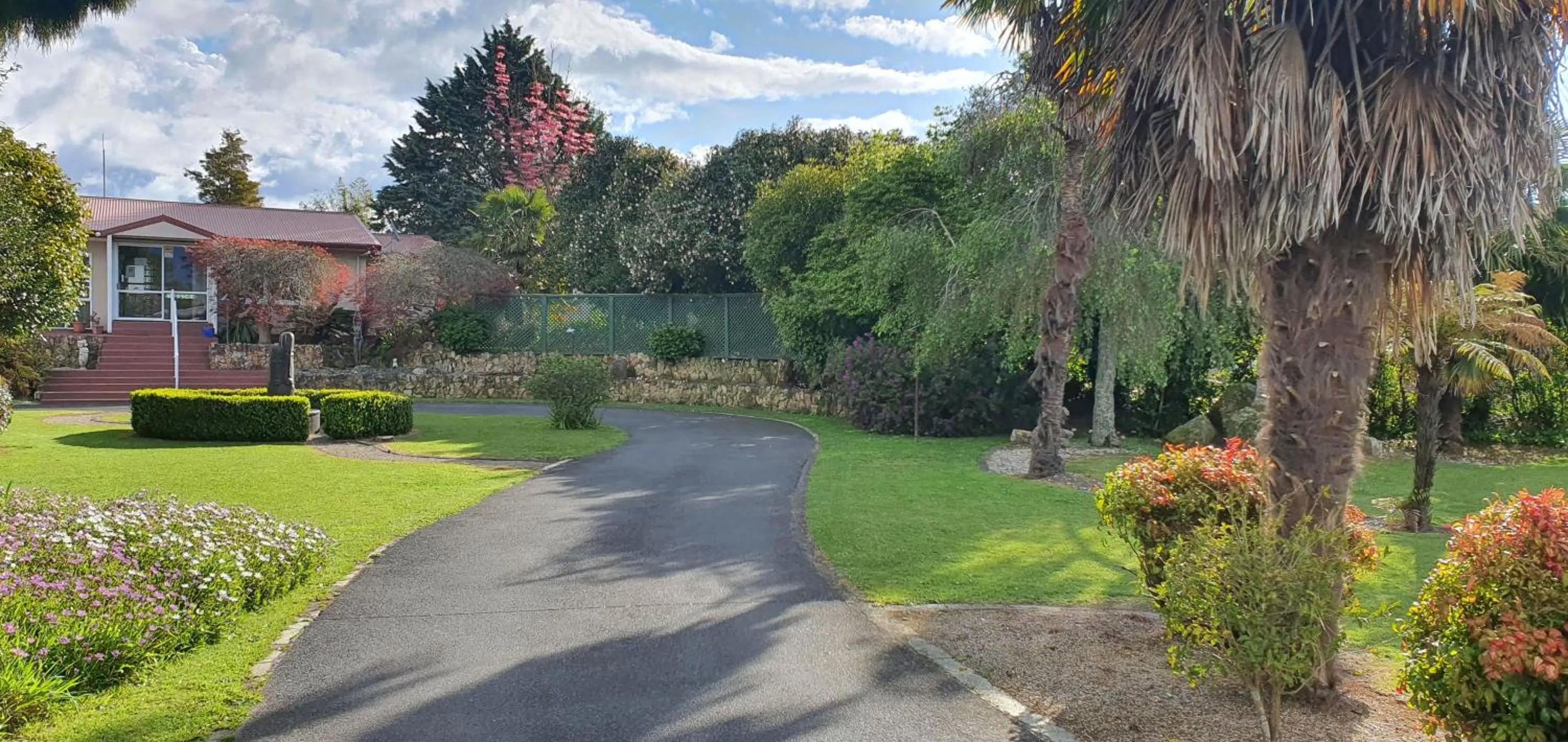 Garden in Maple Lodge Motel