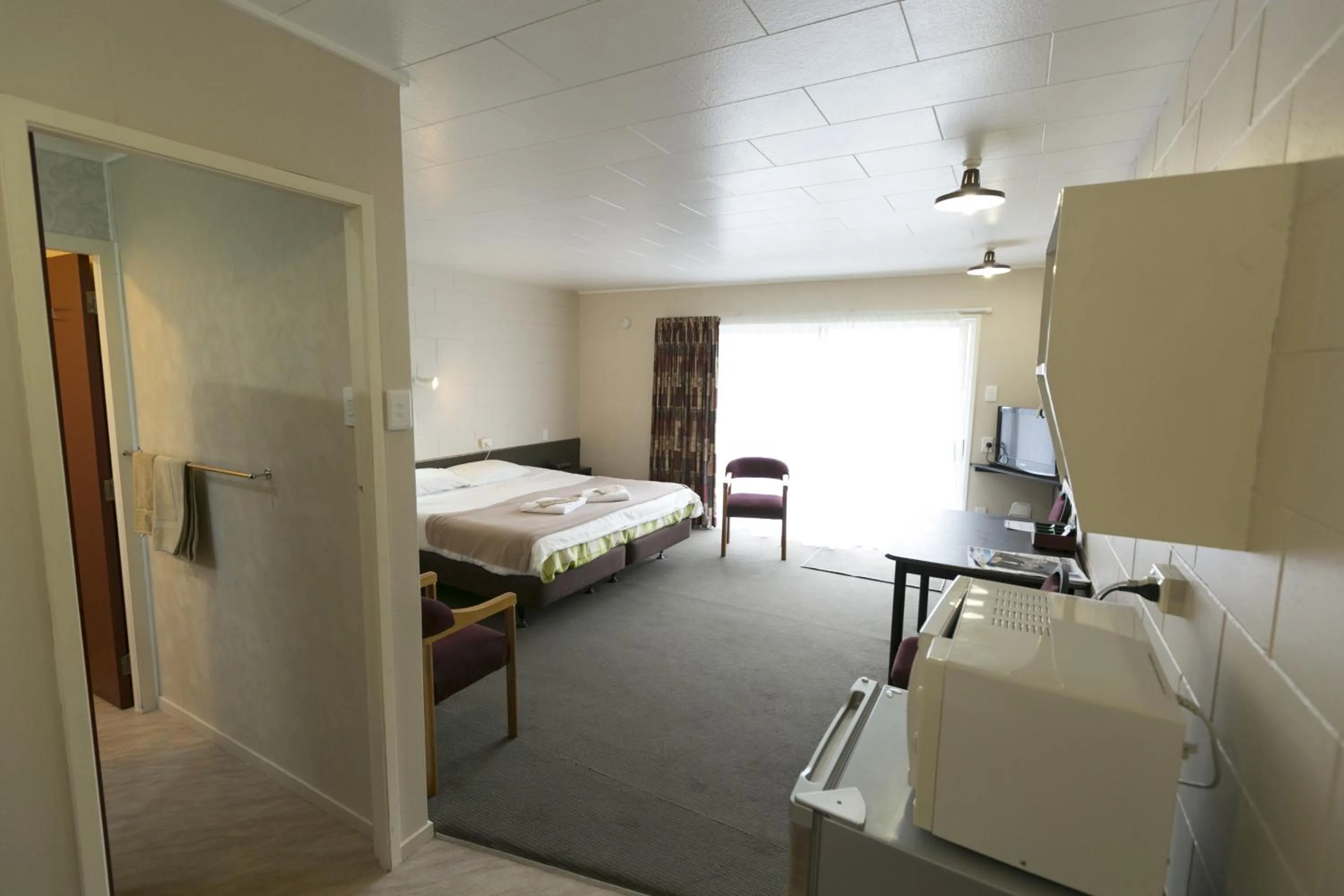 Photo of the whole room, Bed in Maple Lodge Motel