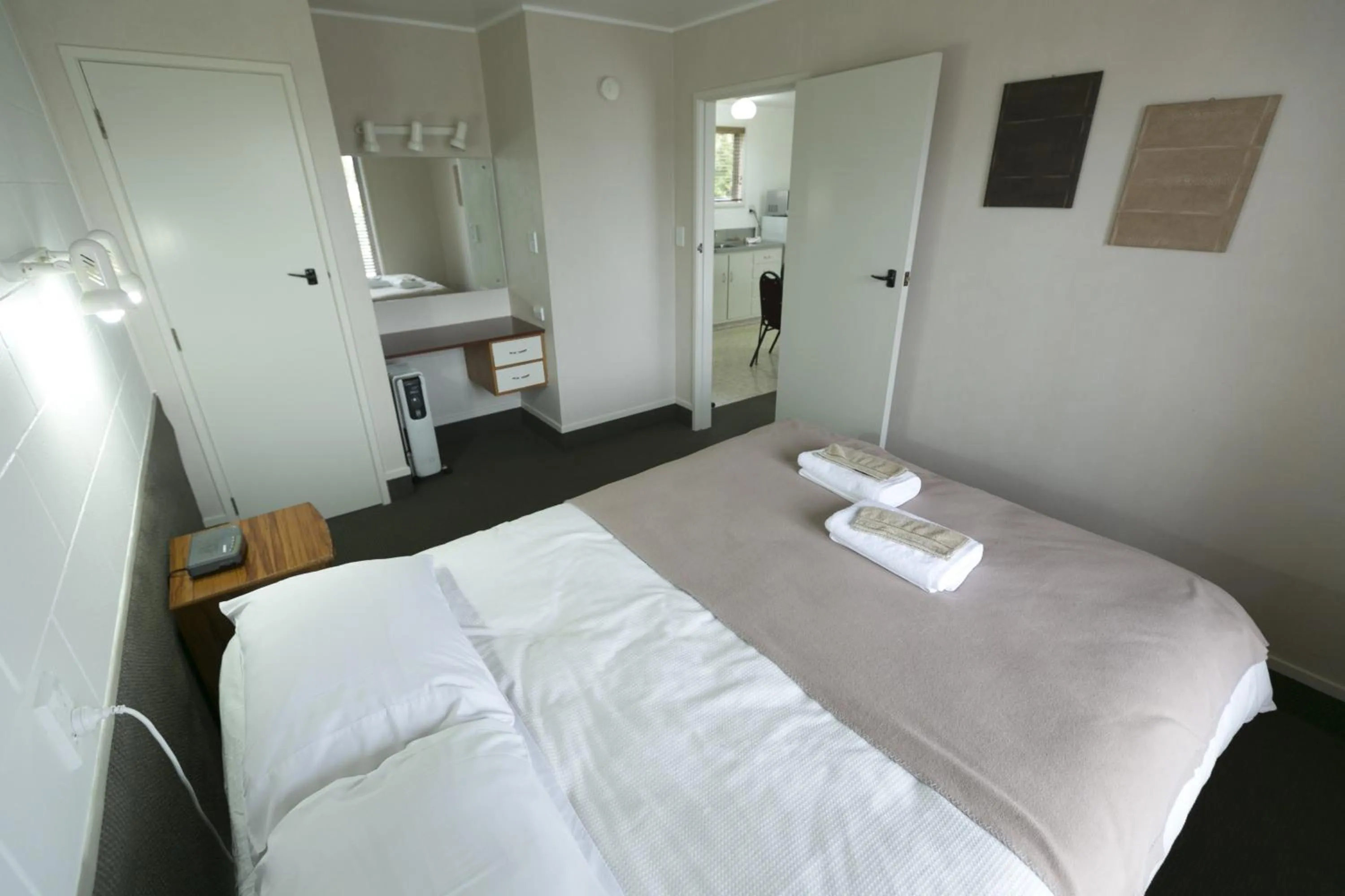 Bedroom, Bed in Maple Lodge Motel